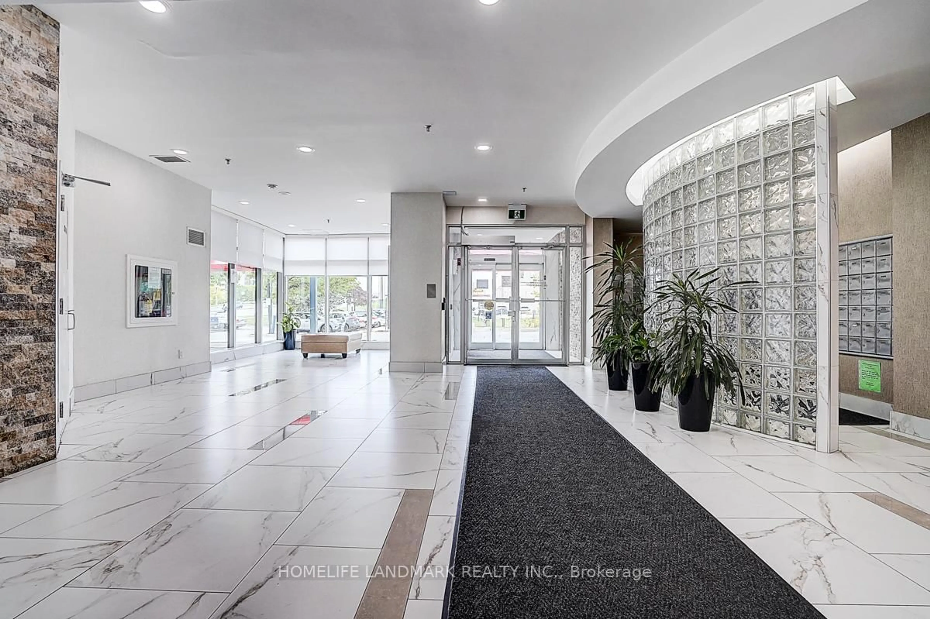 Indoor foyer for 2550 Lawrence Ave #915, Toronto Ontario M1P 4Z3