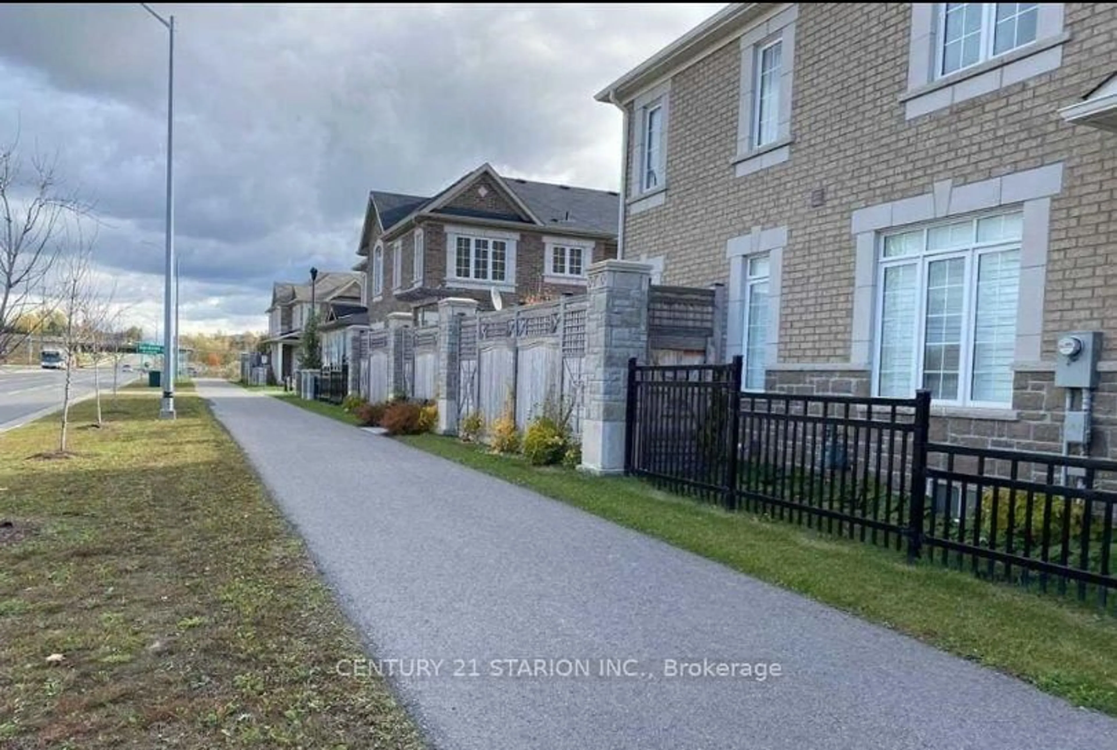 A pic from outside/outdoor area/front of a property/back of a property/a pic from drone, street for 15 Keenlyside Lane, Ajax Ontario L1T 0N4