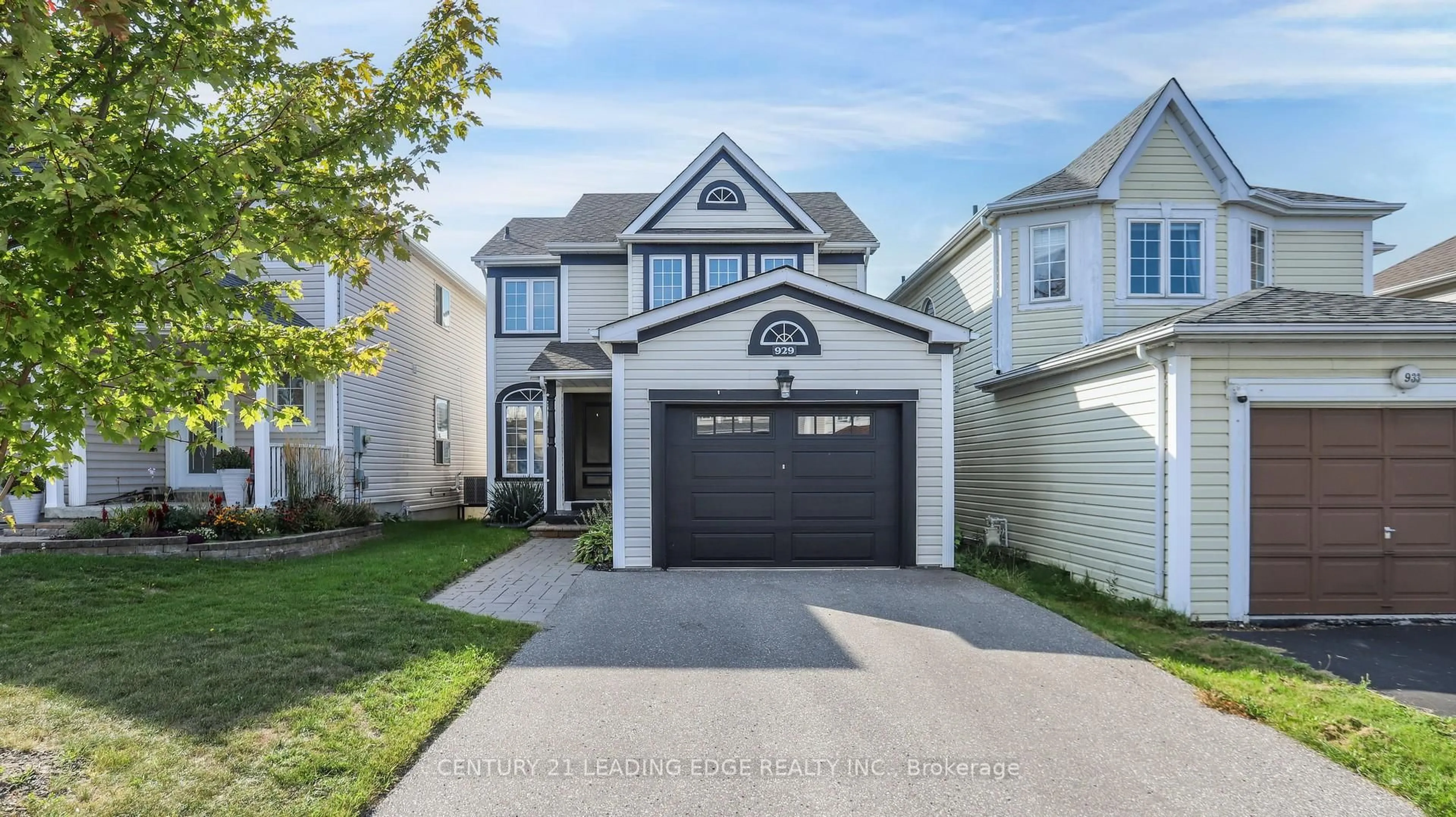 Home with vinyl exterior material, street for 929 Glenbourne Crt, Oshawa Ontario L1K 2P8