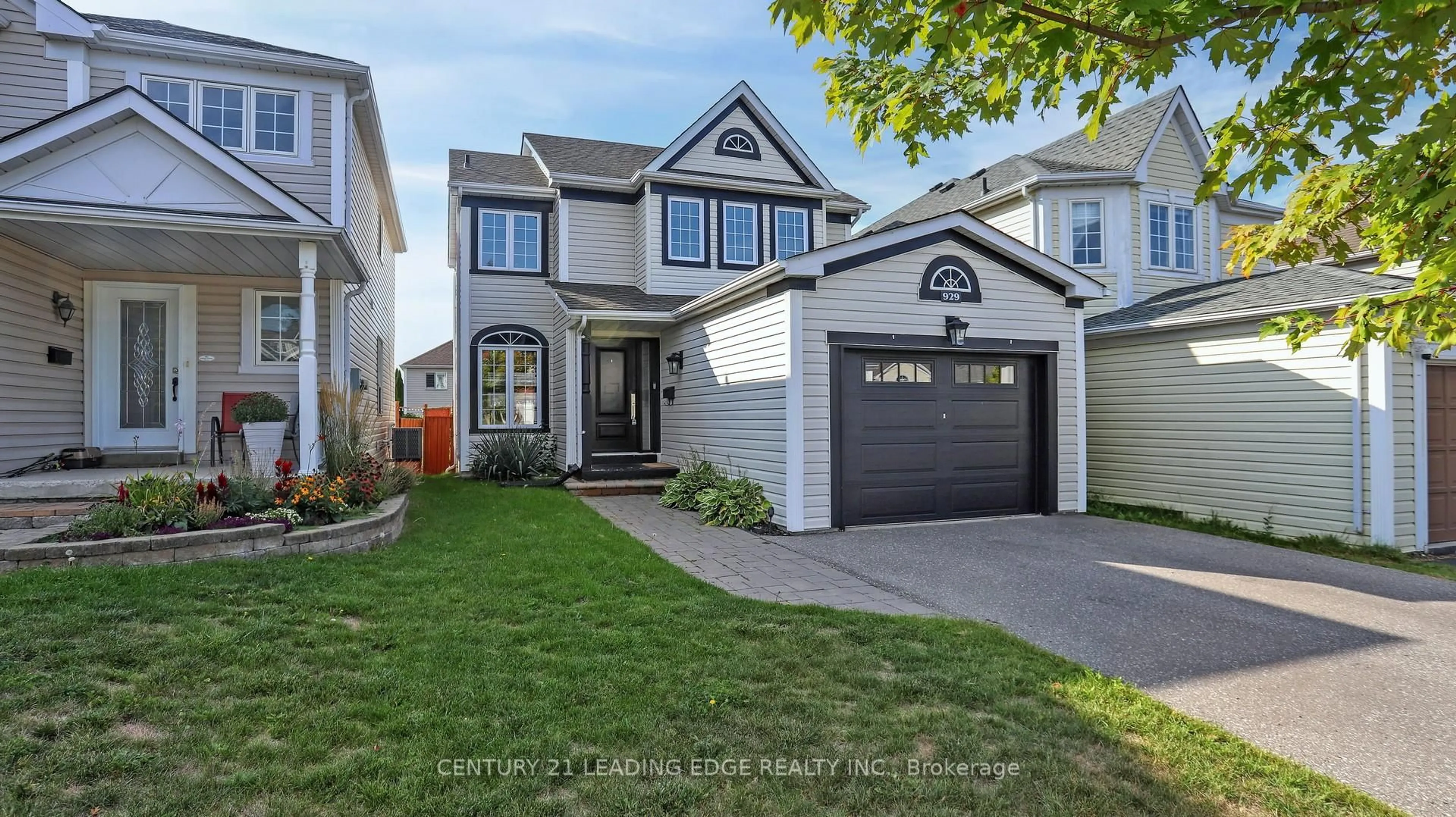 Home with vinyl exterior material, street for 929 Glenbourne Crt, Oshawa Ontario L1K 2P8