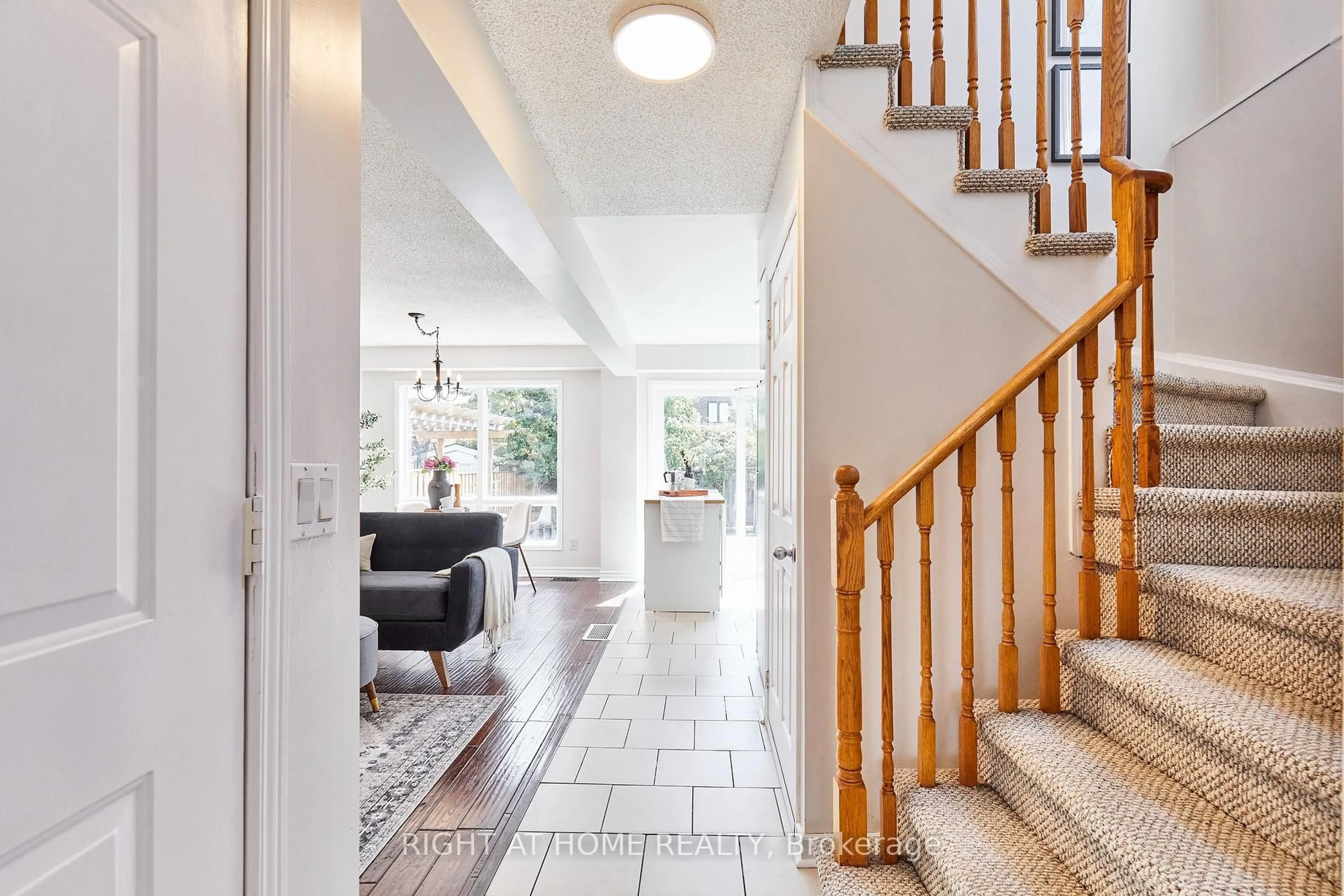 Indoor entryway for 1307 Andover Dr, Oshawa Ontario L1K 2K3