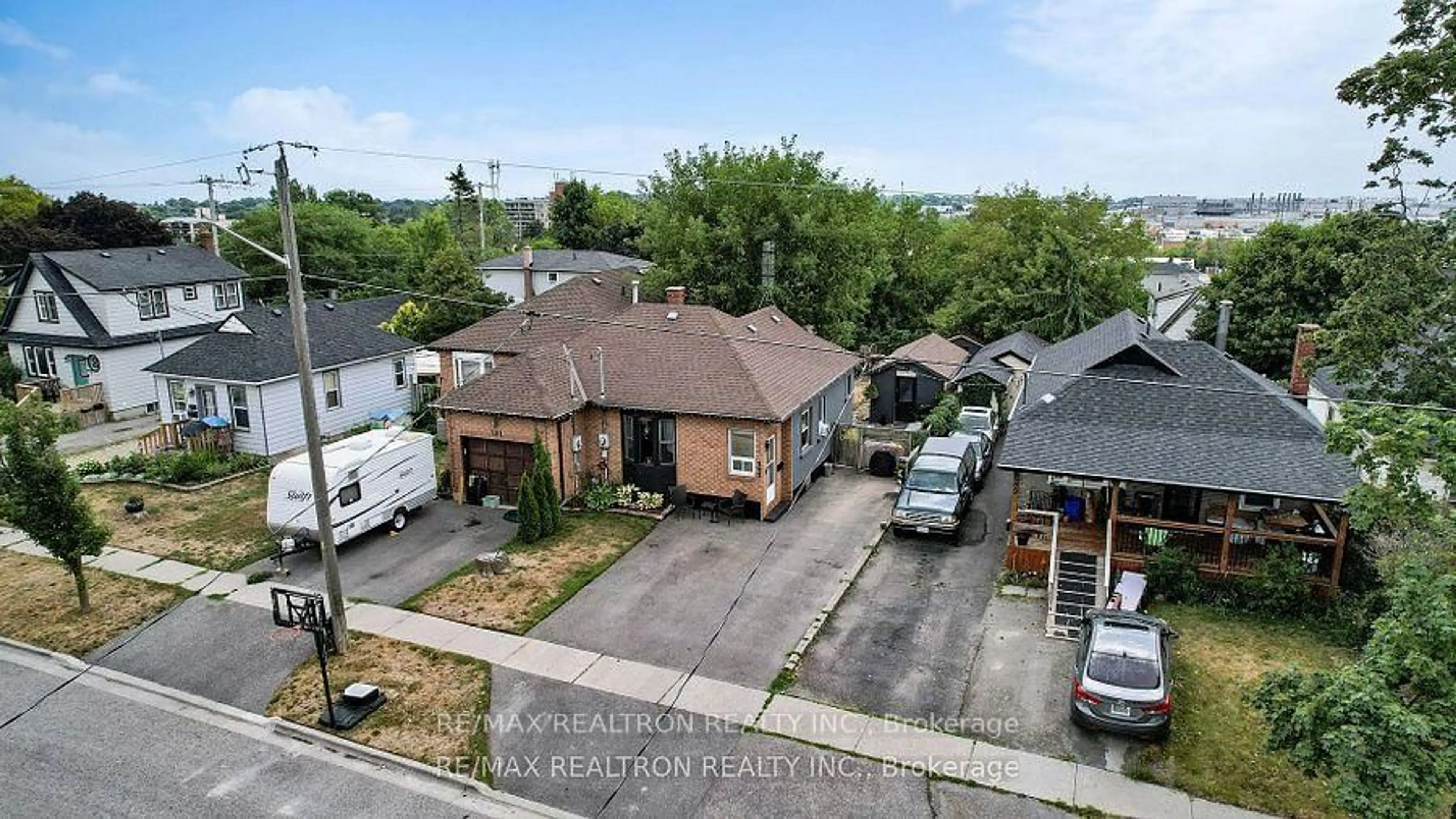 A pic from outside/outdoor area/front of a property/back of a property/a pic from drone, street for 283 College Ave, Oshawa Ontario L1J 1R9