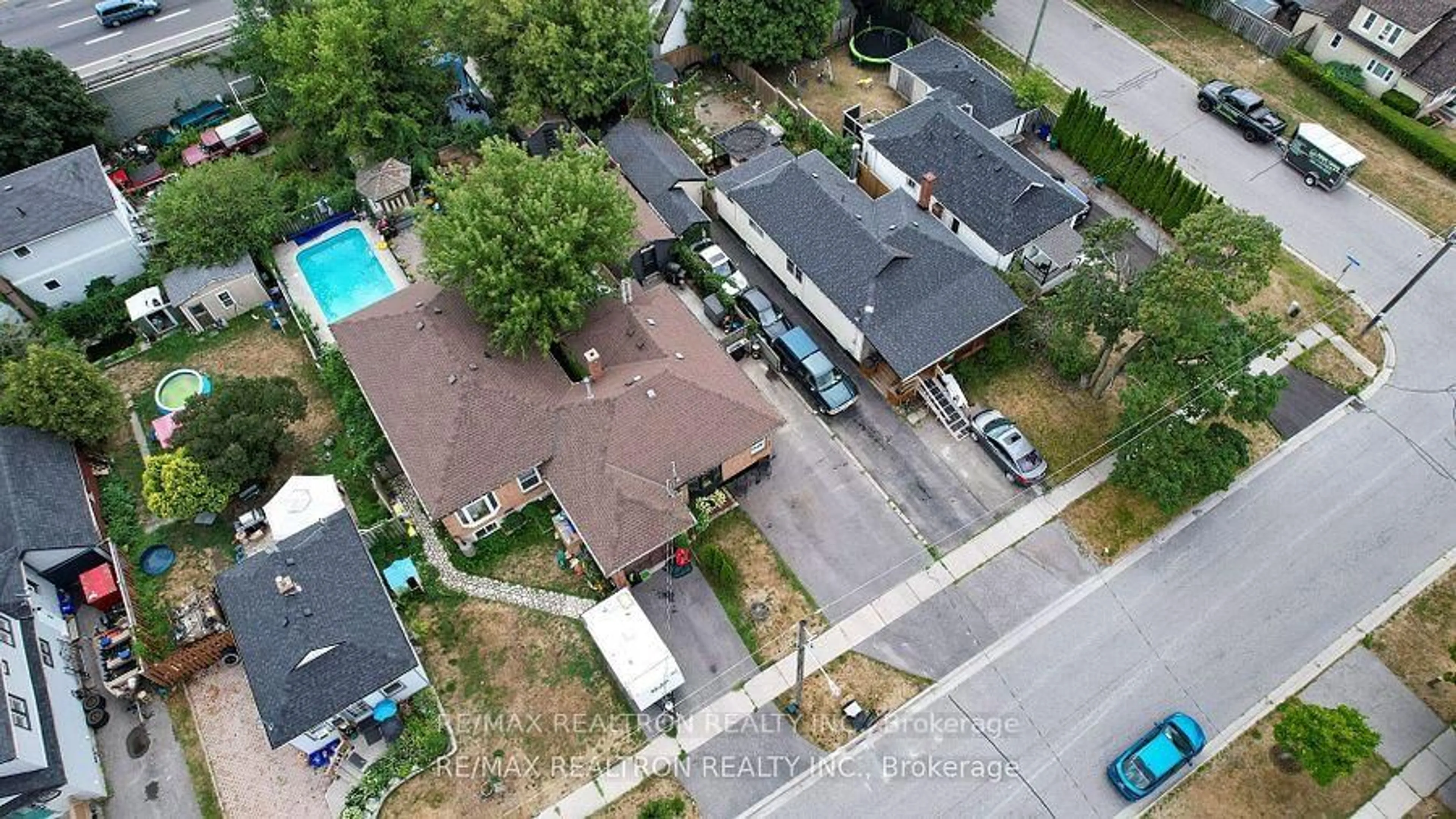 A pic from outside/outdoor area/front of a property/back of a property/a pic from drone, street for 283 College Ave, Oshawa Ontario L1J 1R9