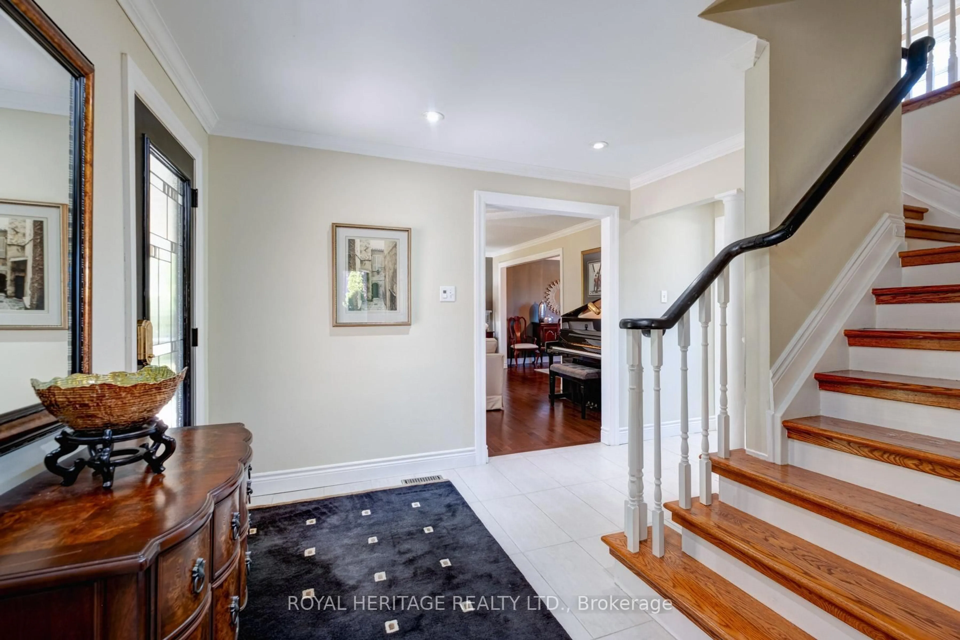 Indoor entryway for 10 Anstead Cres, Ajax Ontario L1S 3X8