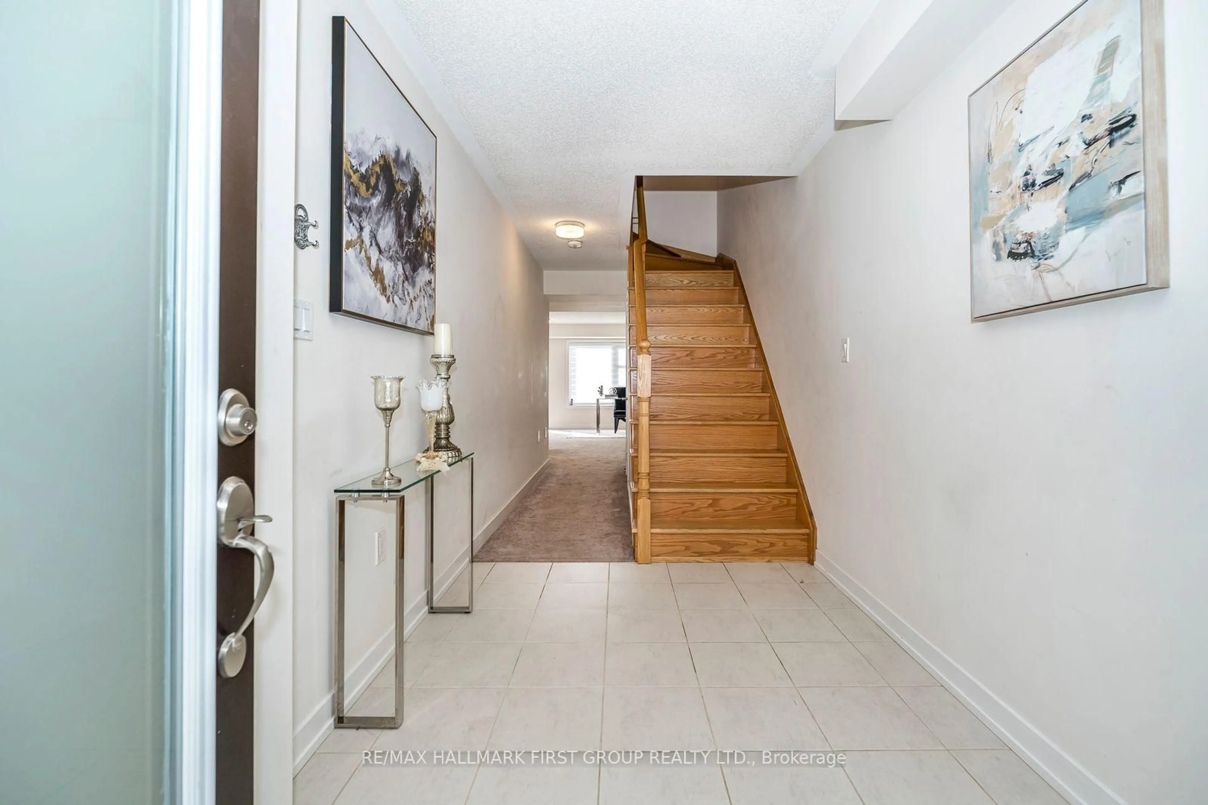 Indoor foyer for 2519 Castlegate Crossing Dr, Pickering Ontario L1X 0H8
