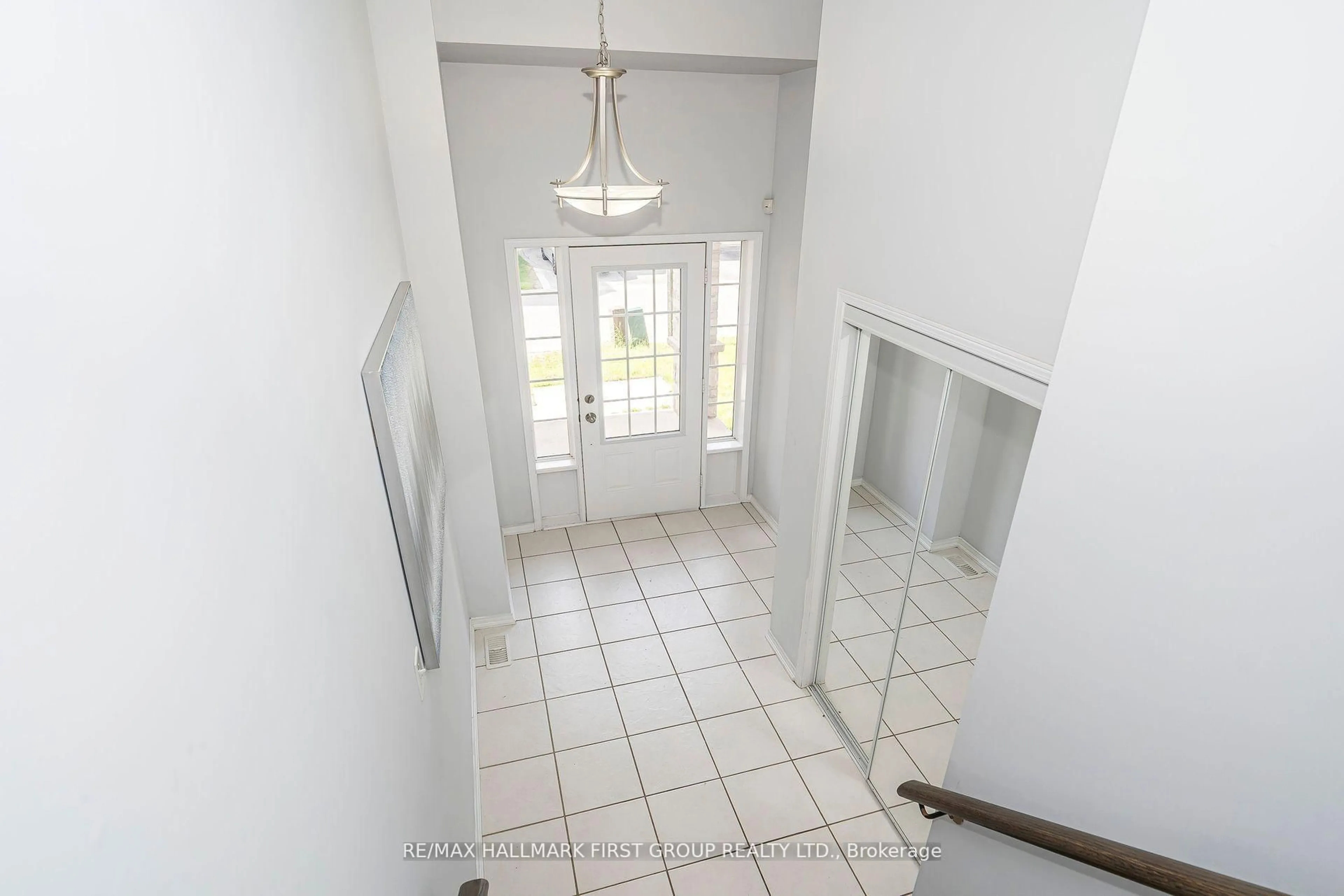 Indoor entryway for 527 Rossland Rd, Ajax Ontario L1T 4S1