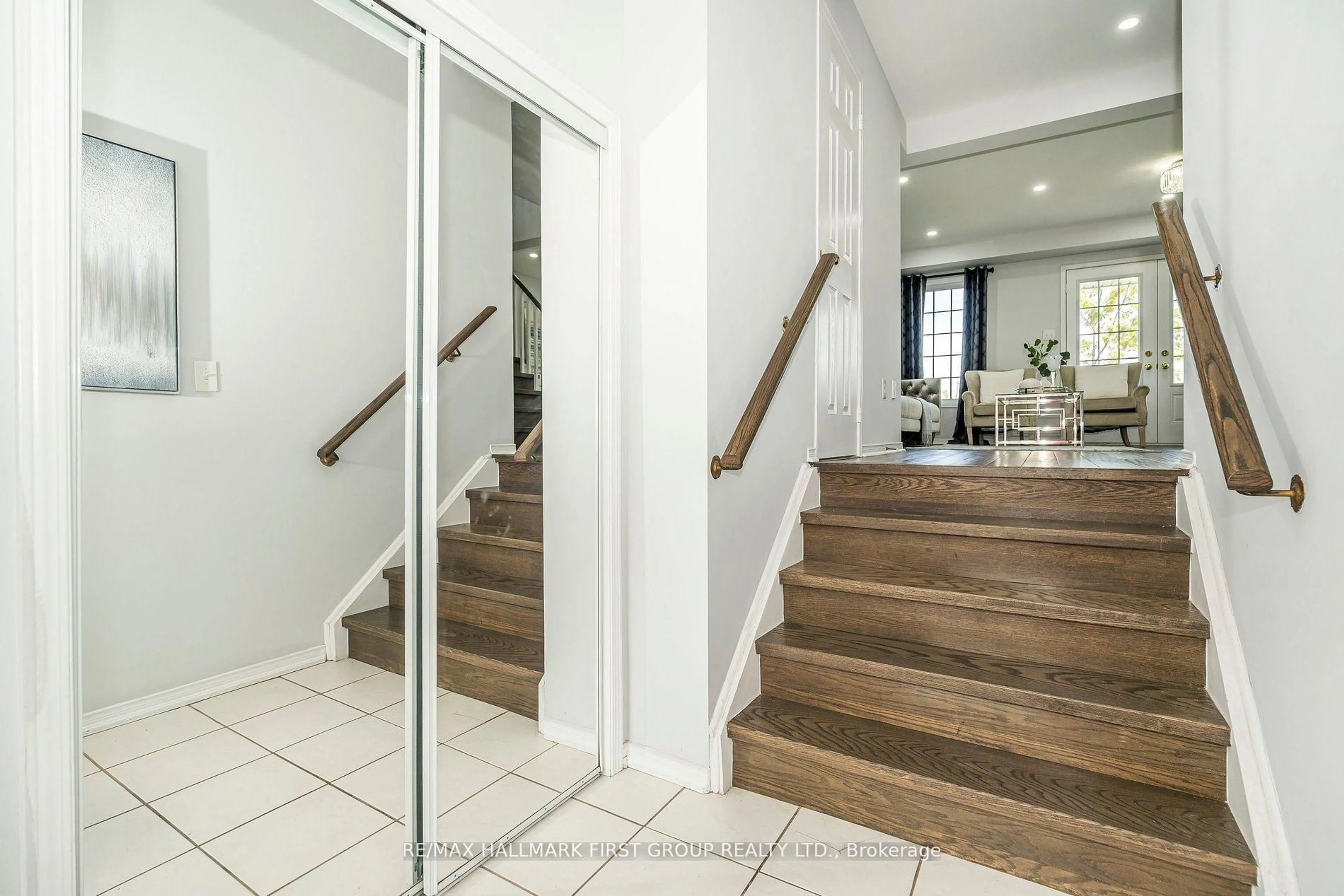 Unknown for 527 Rossland Rd, Ajax Ontario L1T 4S1