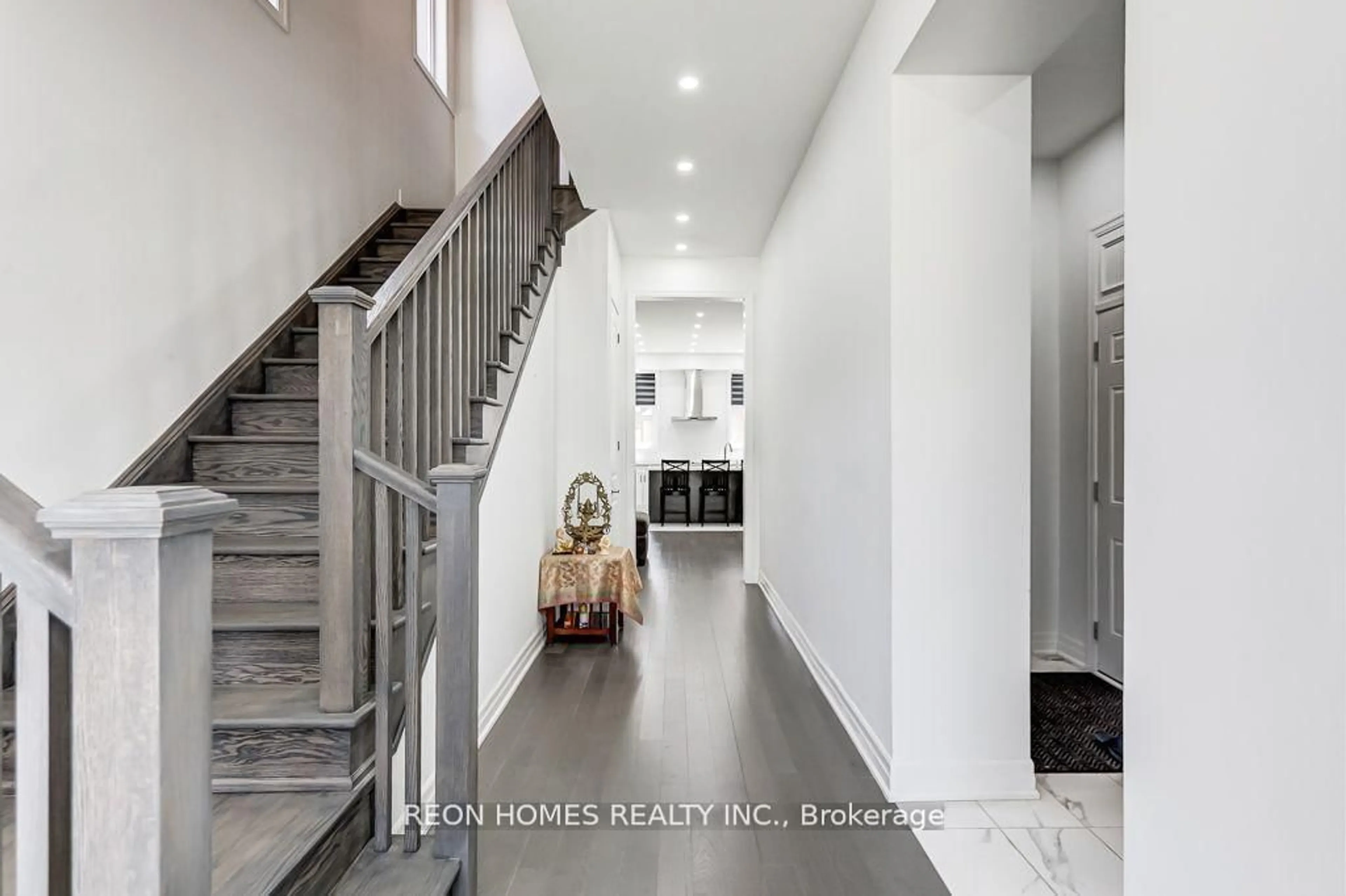 Indoor entryway for 1423 Swallowtail Lane, Pickering Ontario L1X 0N8