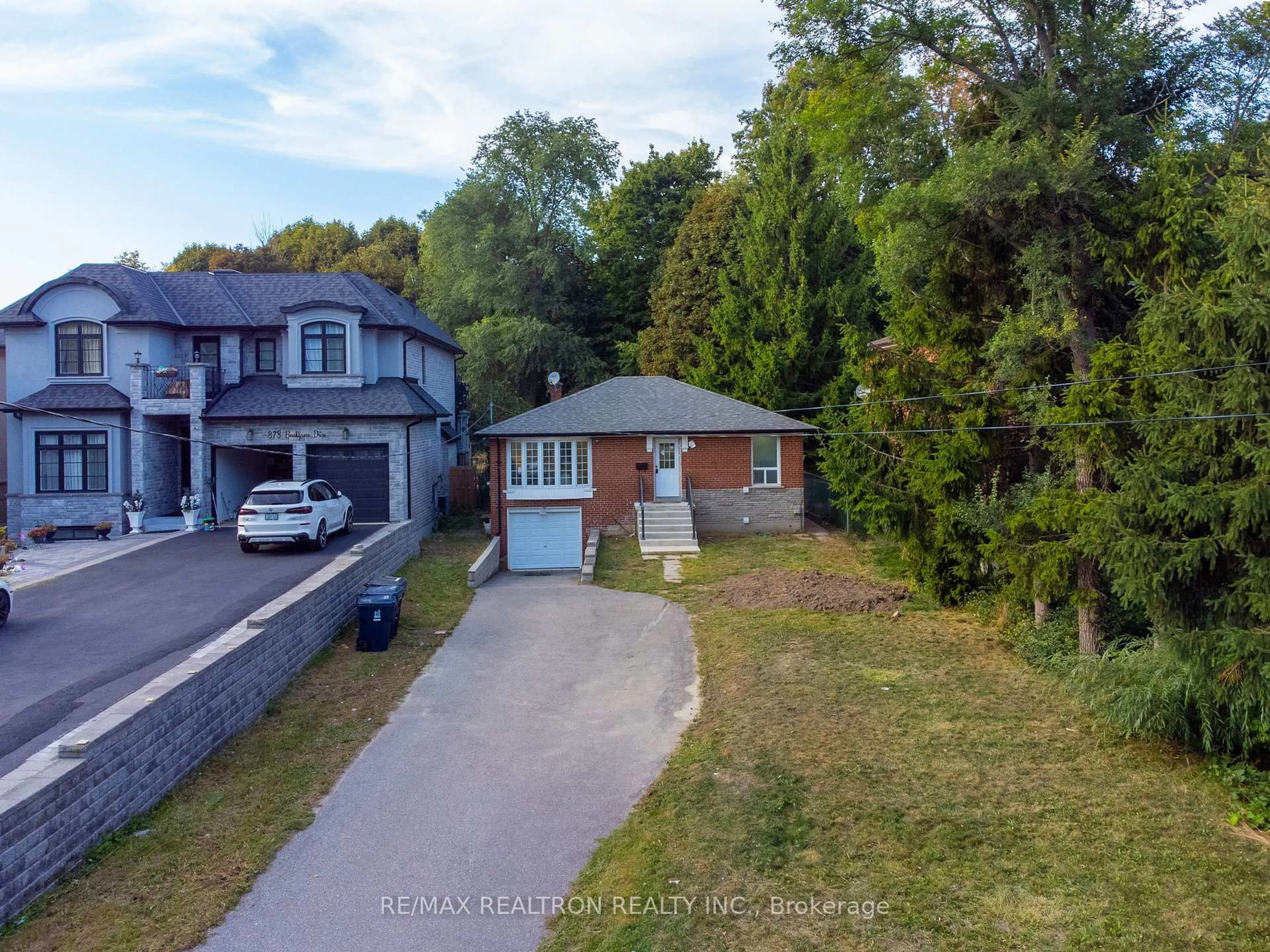 A pic from outside/outdoor area/front of a property/back of a property/a pic from drone, street for 371 Beechgrove Dr, Toronto Ontario M1E 4A2