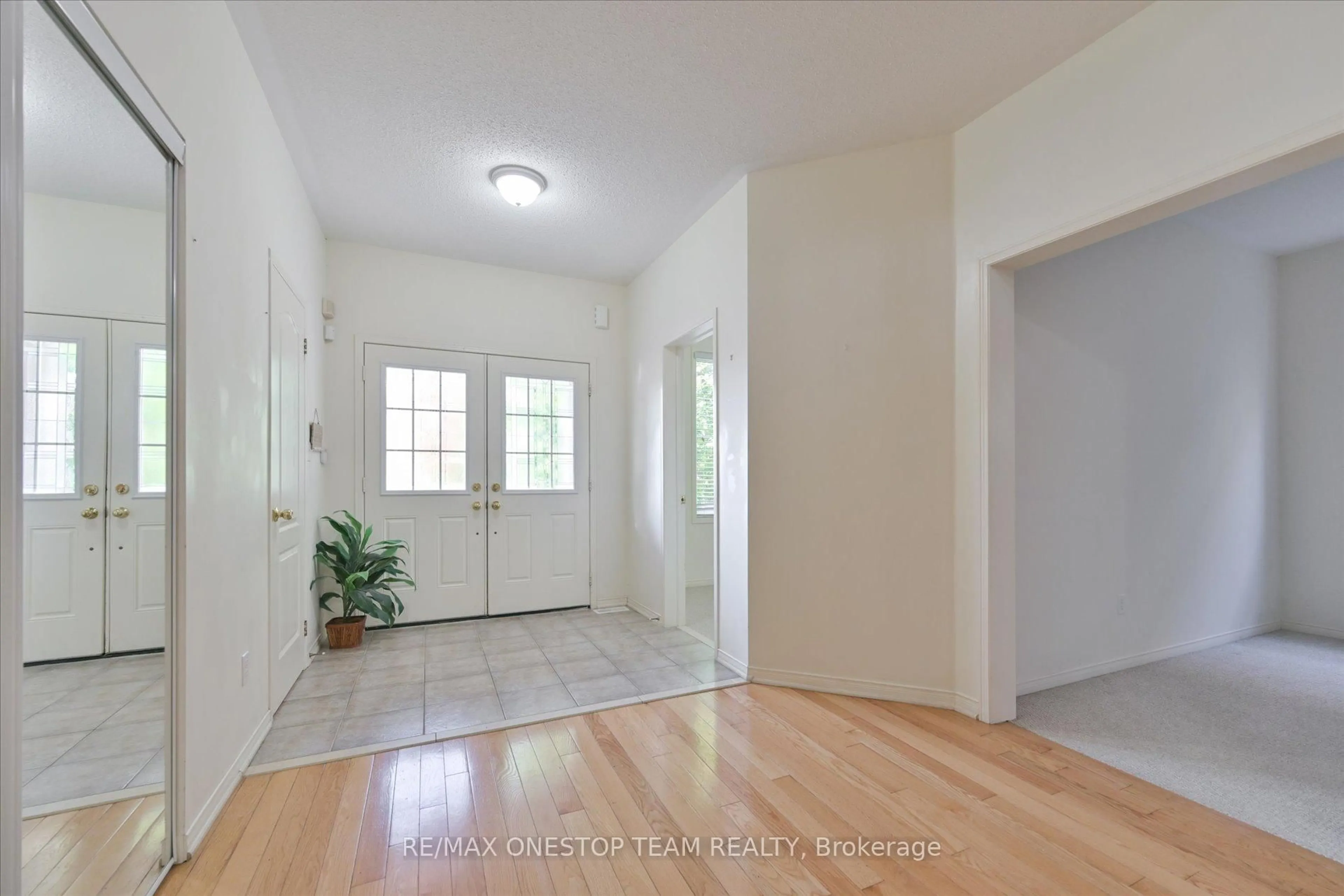 Indoor entryway for 98 Northern Dancer Dr, Oshawa Ontario L1L 0A9