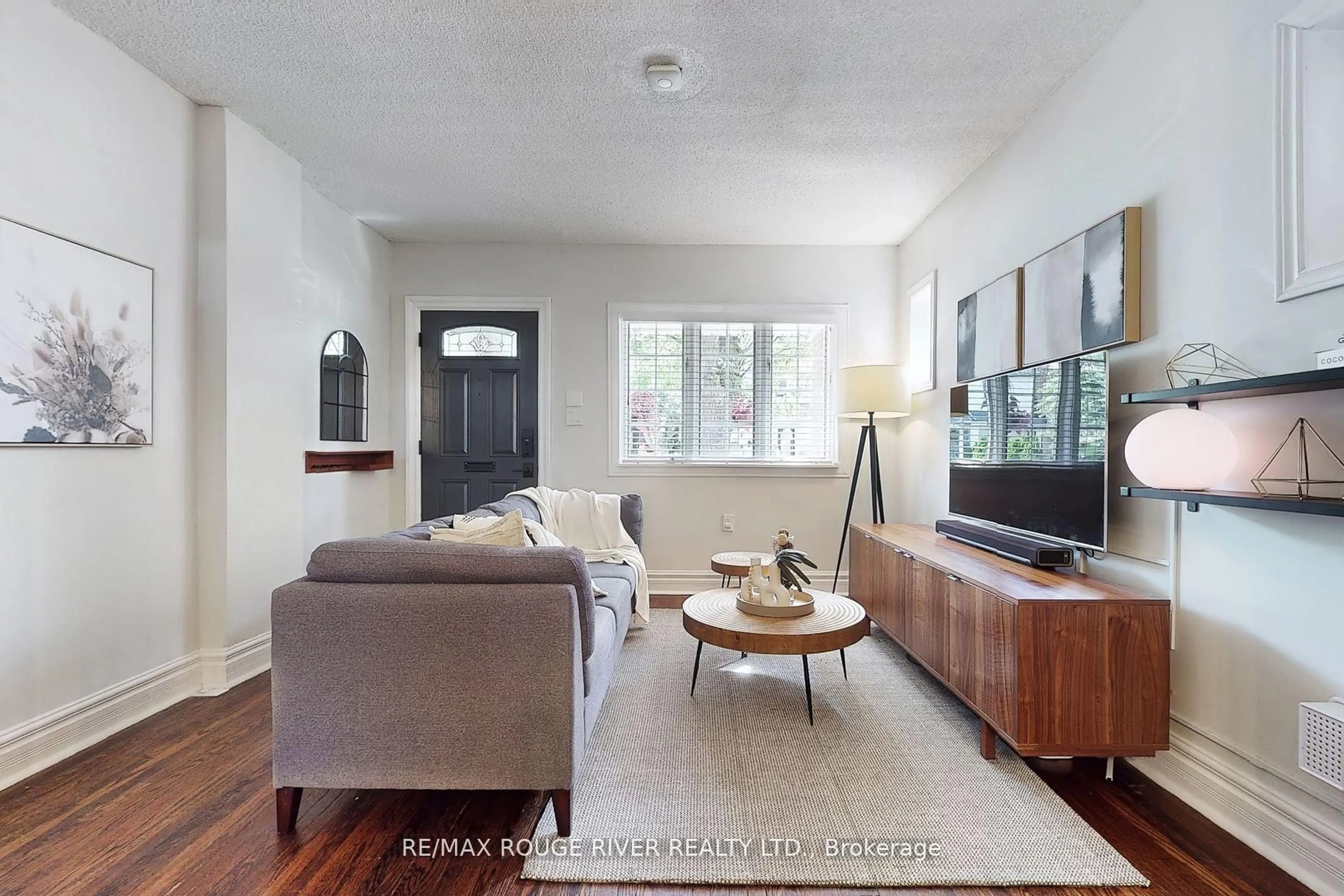 Living room with furniture, unknown for 512 Main St, Toronto Ontario M4C 4Y4