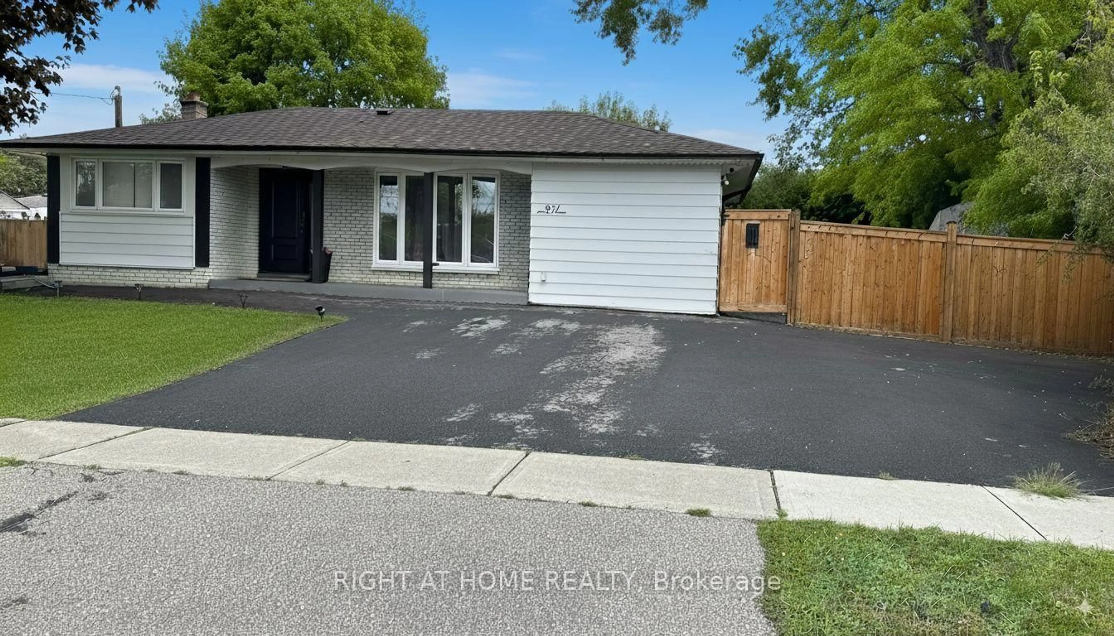Home with vinyl exterior material, street for 927 Annes St, Whitby Ontario L1N 5K7