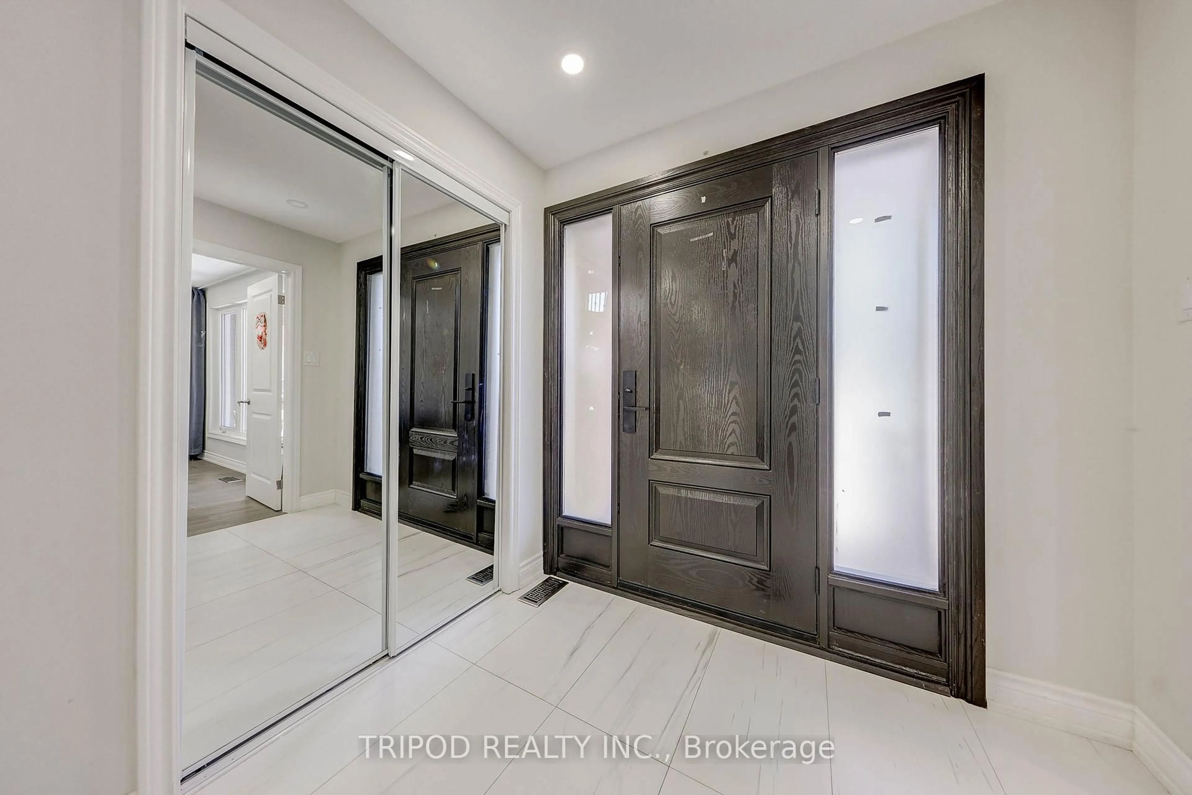 Indoor entryway for 52 Triangle Villas Dr, Toronto Ontario M1W 3L2