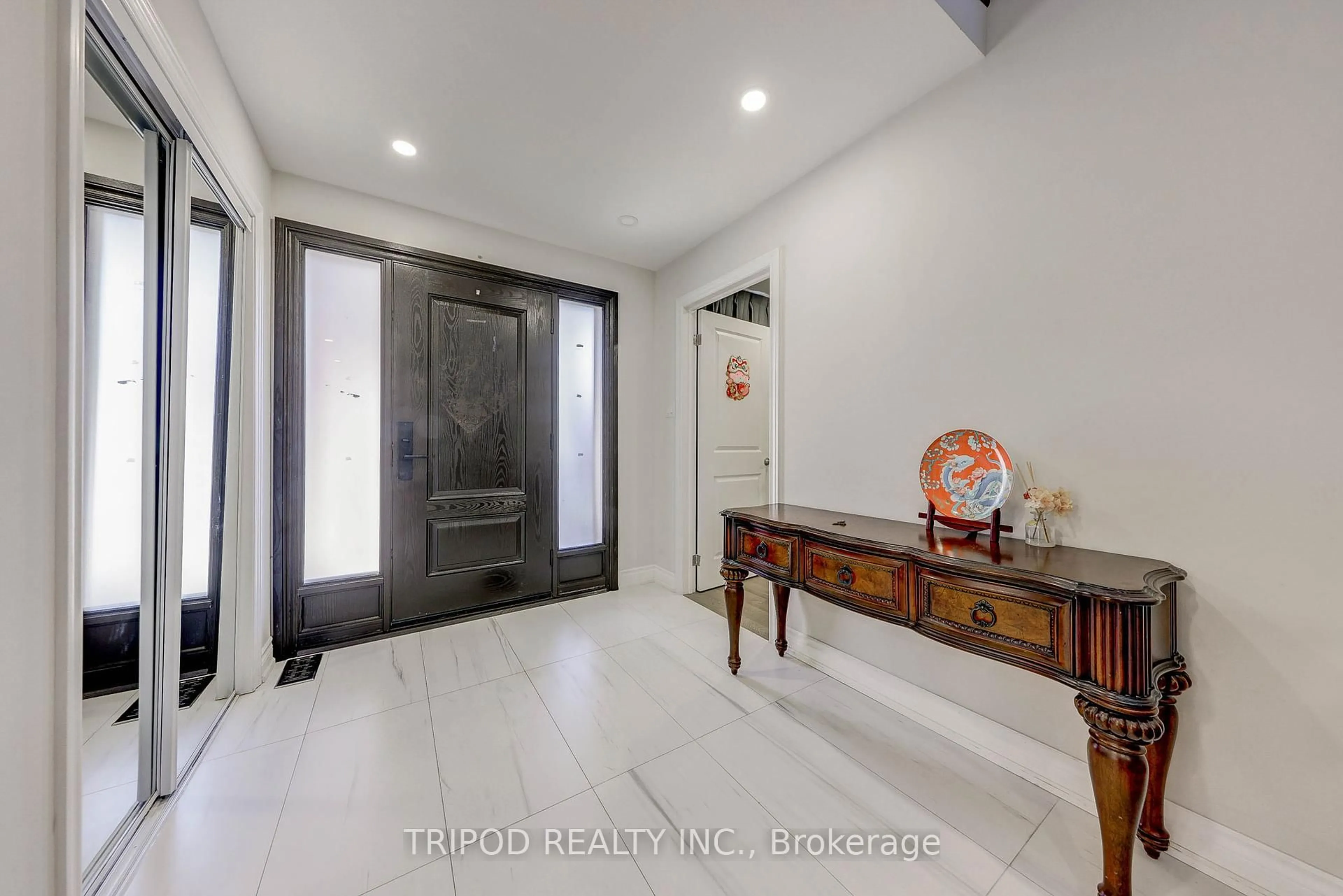 Indoor entryway for 52 Triangle Villas Dr, Toronto Ontario M1W 3L2