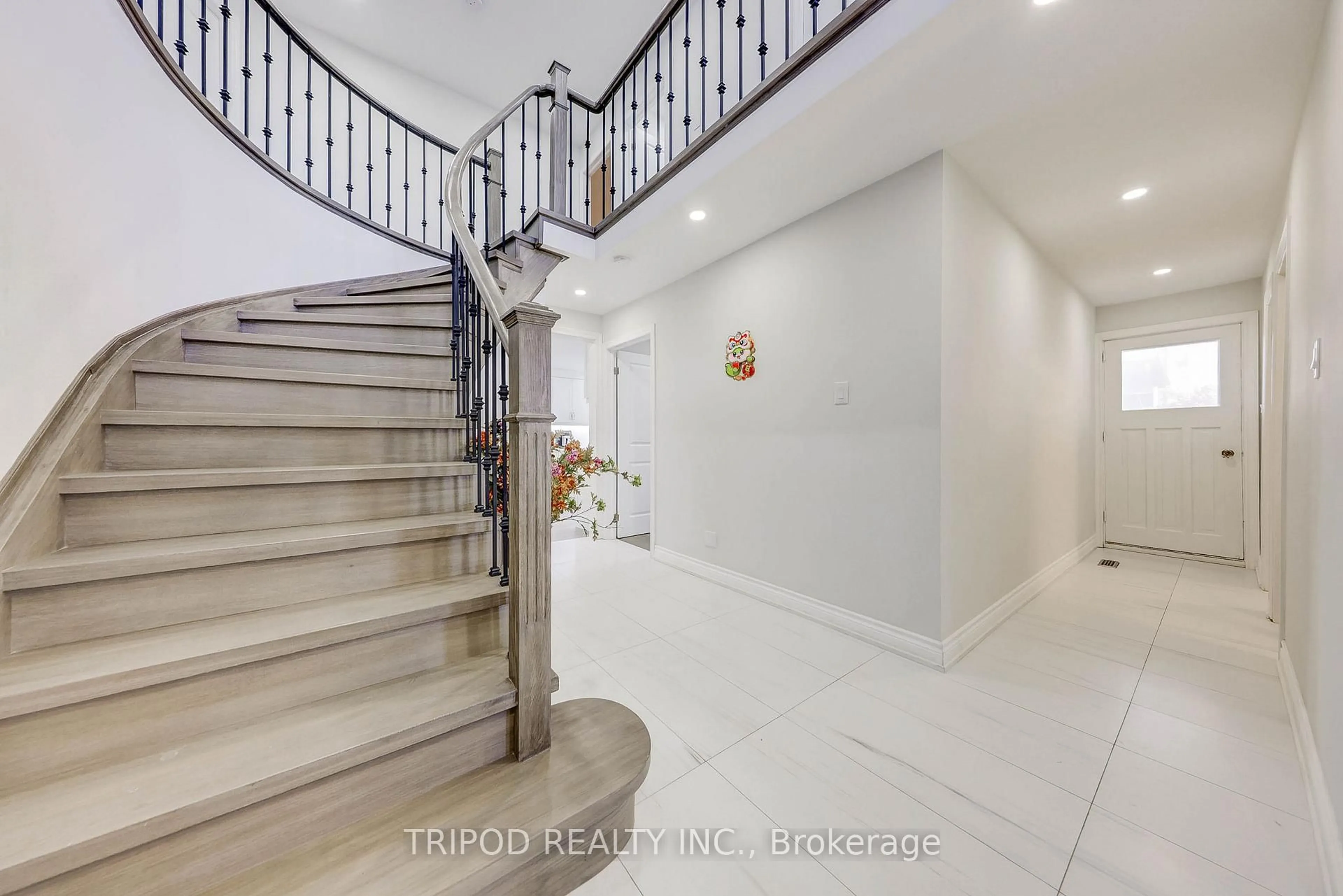Indoor foyer for 52 Triangle Villas Dr, Toronto Ontario M1W 3L2