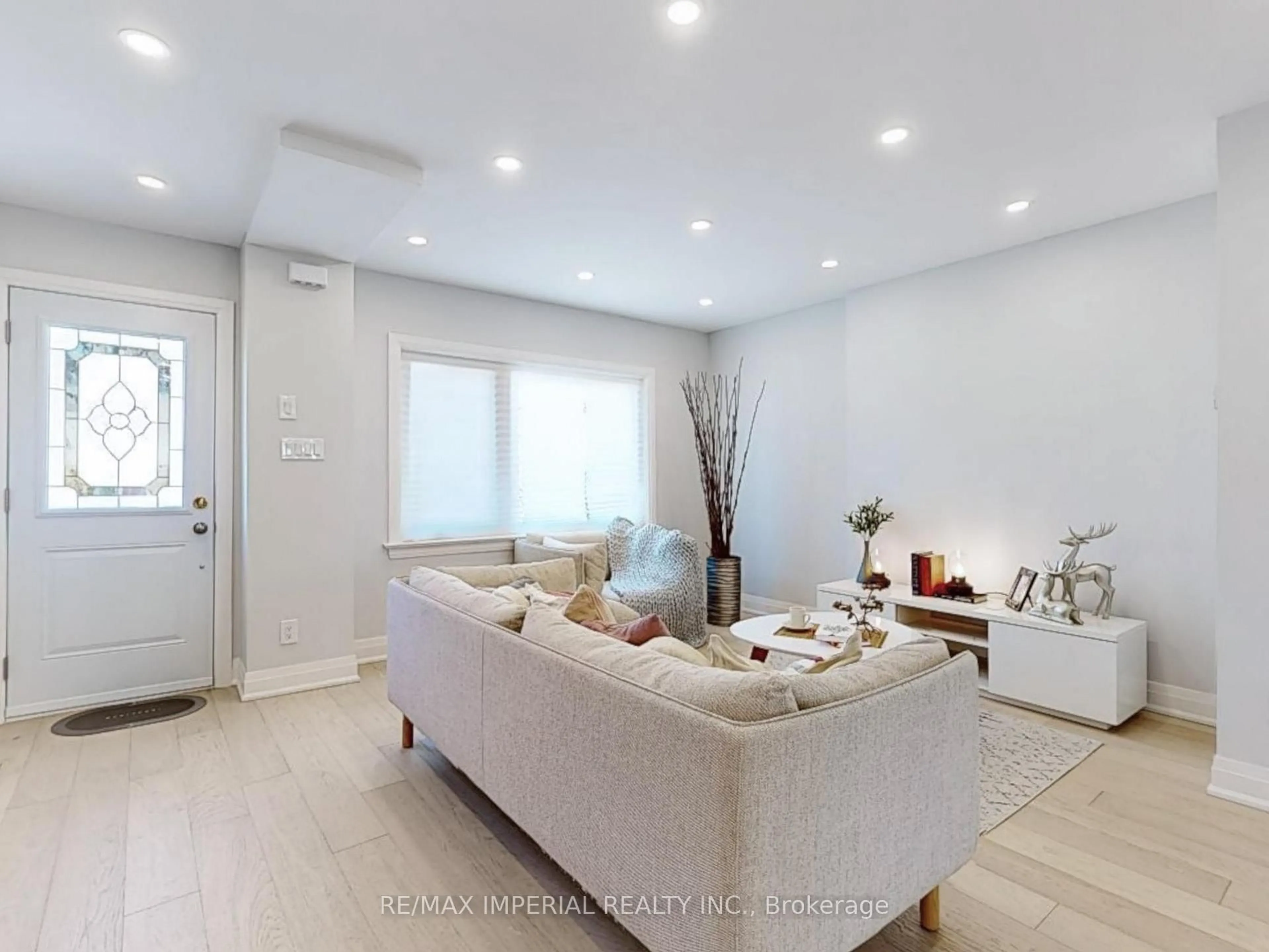 Living room with furniture, unknown for 9 Lesmount Ave, Toronto Ontario M4J 3V5