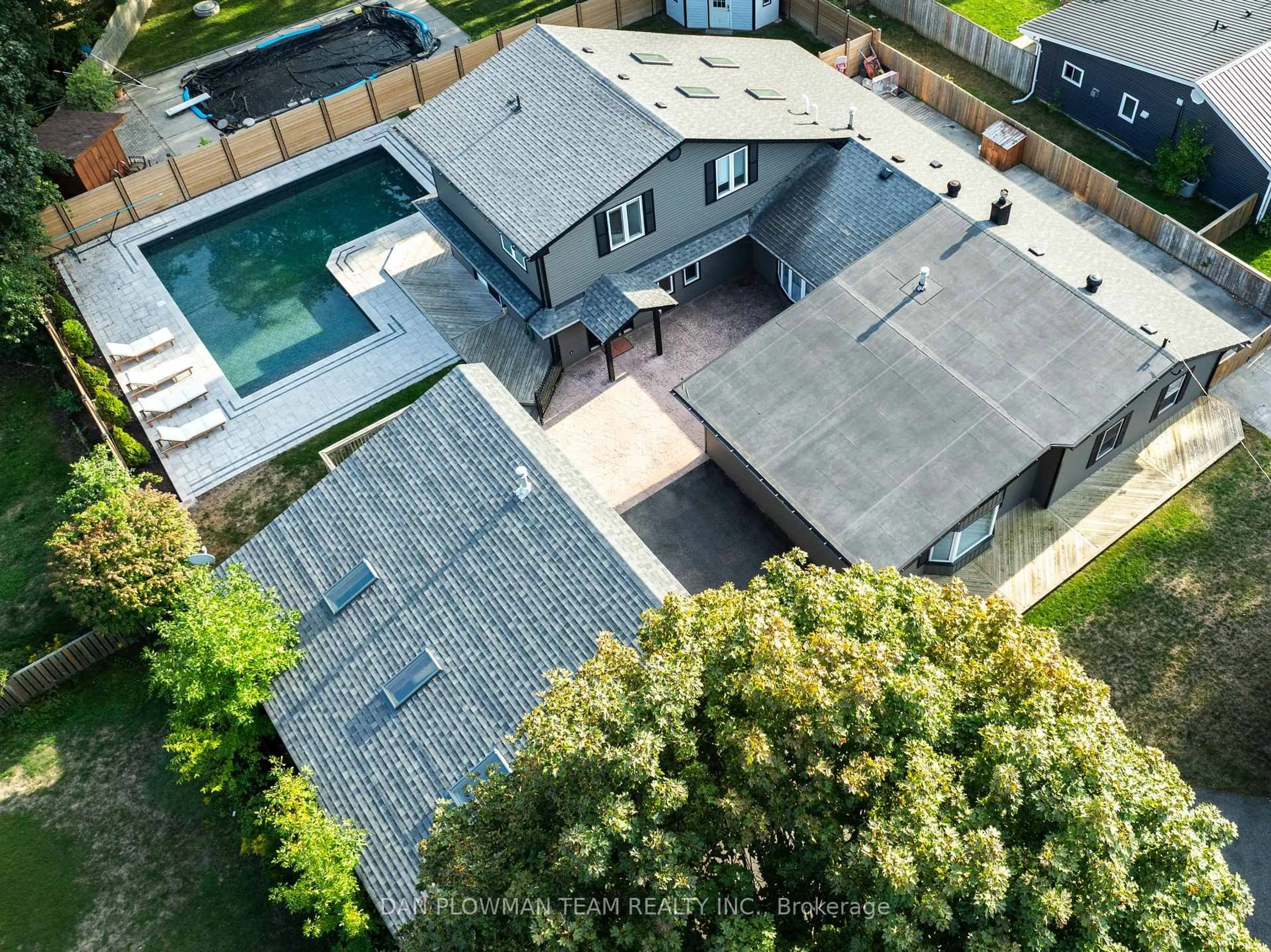 A pic from outside/outdoor area/front of a property/back of a property/a pic from drone, street for 1007 Dunlop St, Whitby Ontario L1N 1T1