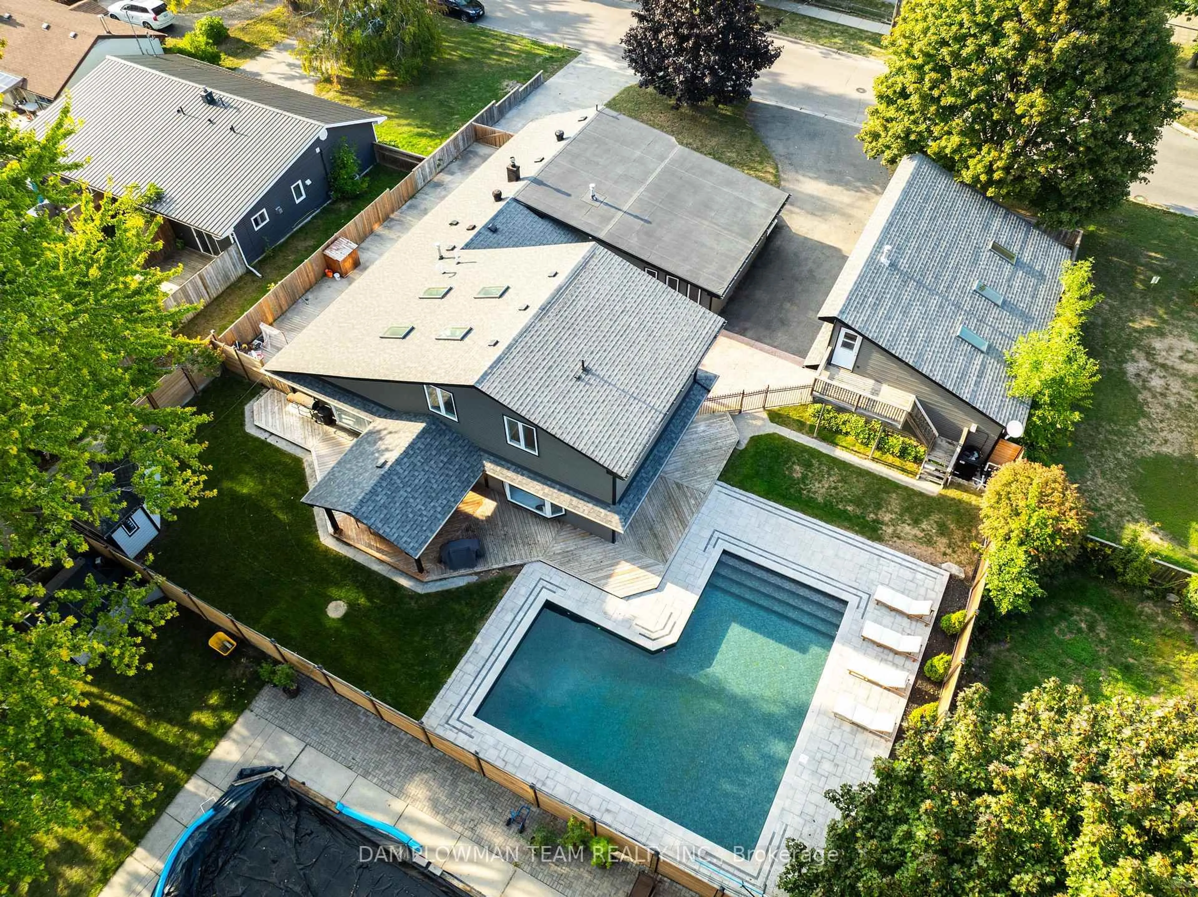 A pic from outside/outdoor area/front of a property/back of a property/a pic from drone, street for 1007 Dunlop St, Whitby Ontario L1N 1T1