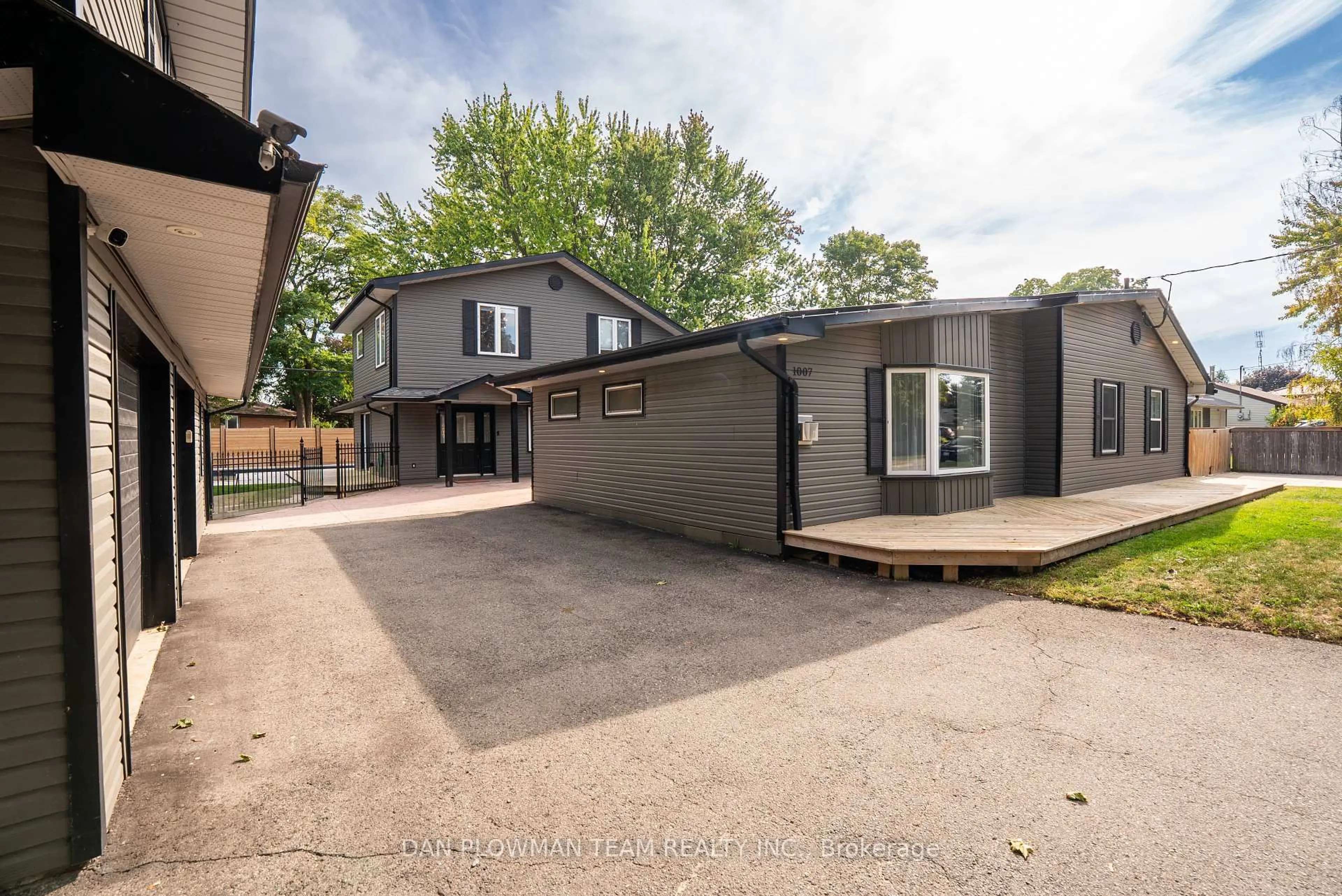 A pic from outside/outdoor area/front of a property/back of a property/a pic from drone, street for 1007 Dunlop St, Whitby Ontario L1N 1T1