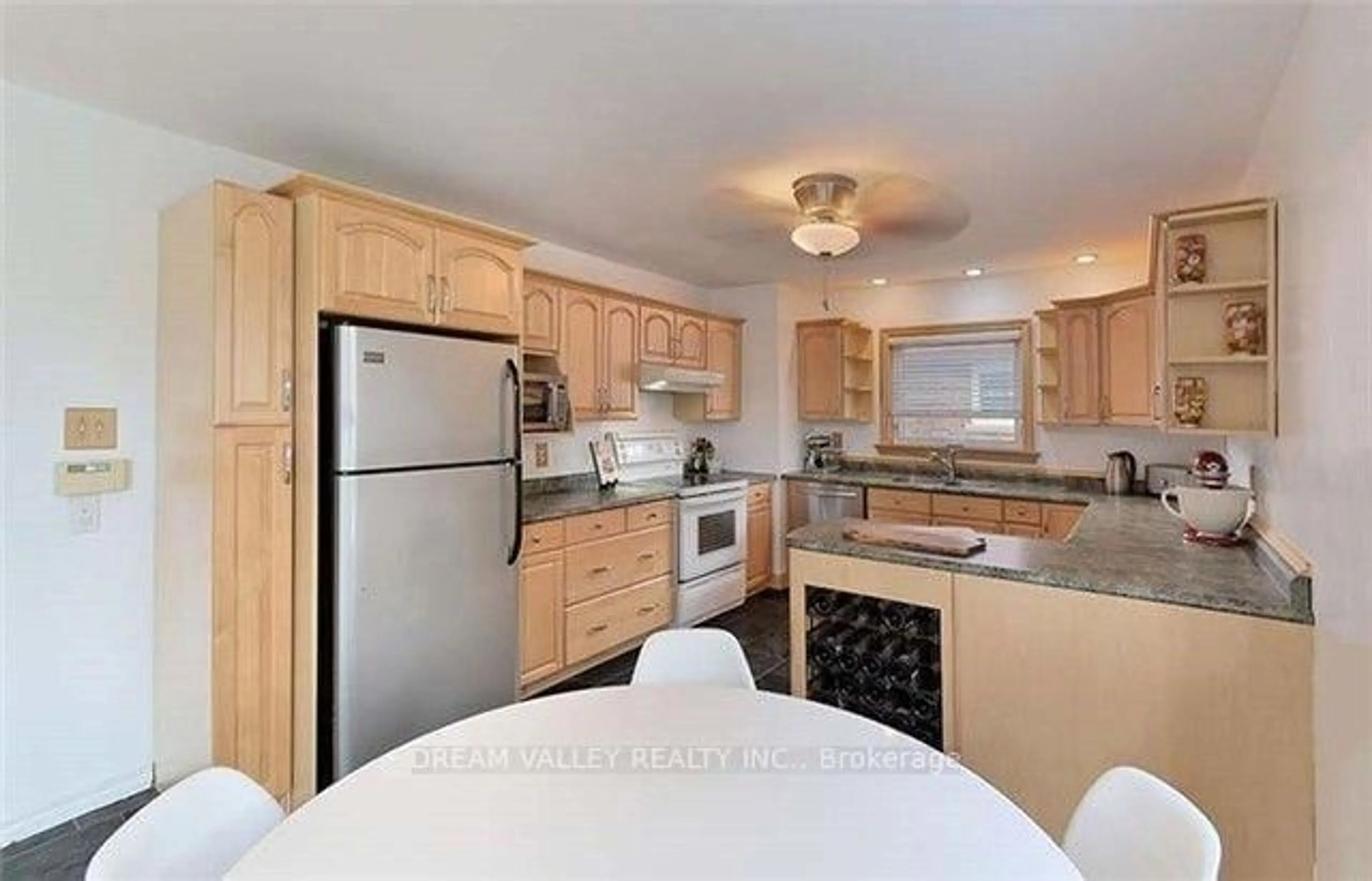 Standard kitchen, ceramic/tile floor for 107 Commonwealth Ave, Toronto Ontario M1K 4K6