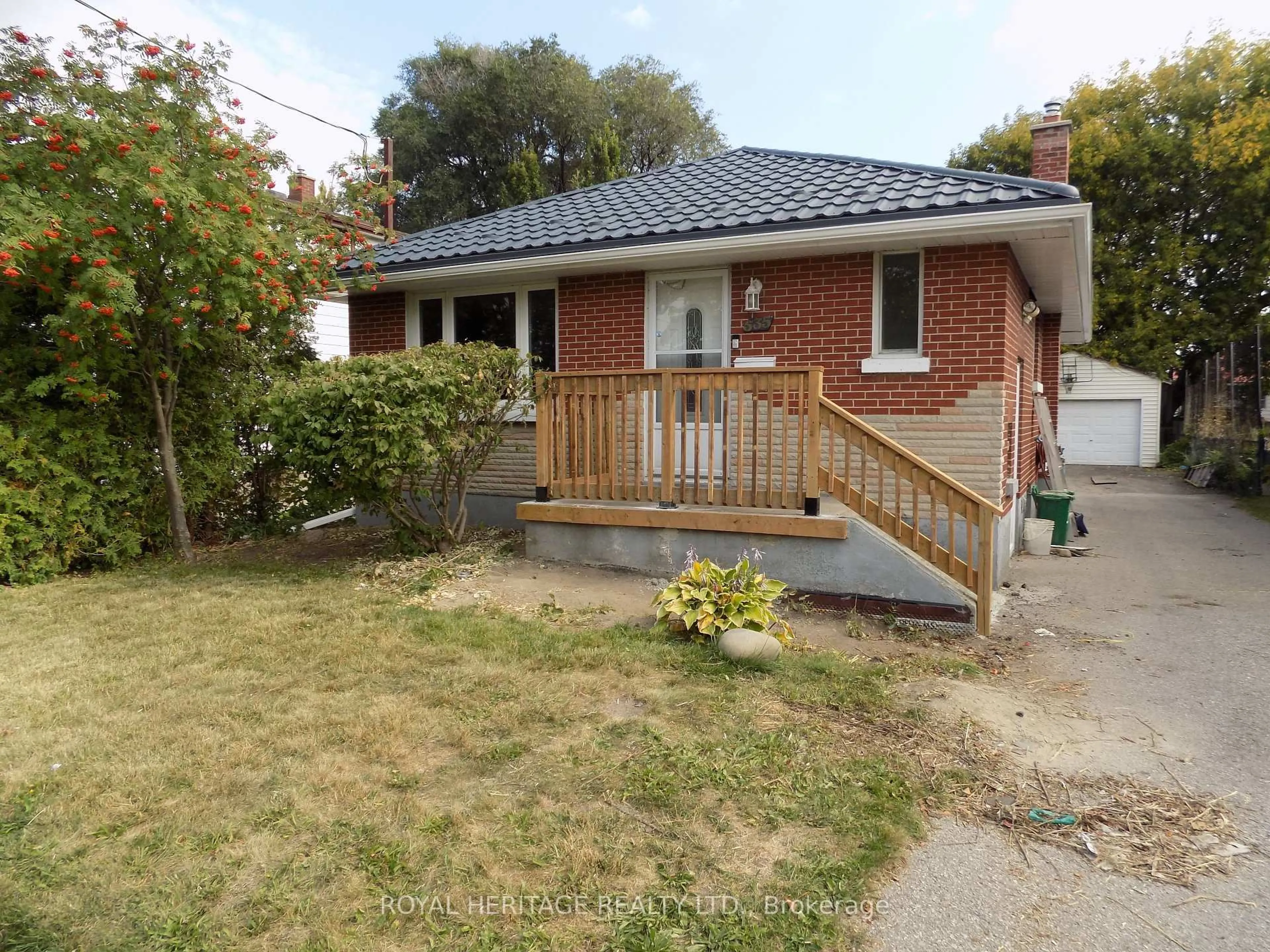 A pic from outside/outdoor area/front of a property/back of a property/a pic from drone, street for 535 Montrave Ave, Oshawa Ontario L1J 4S8