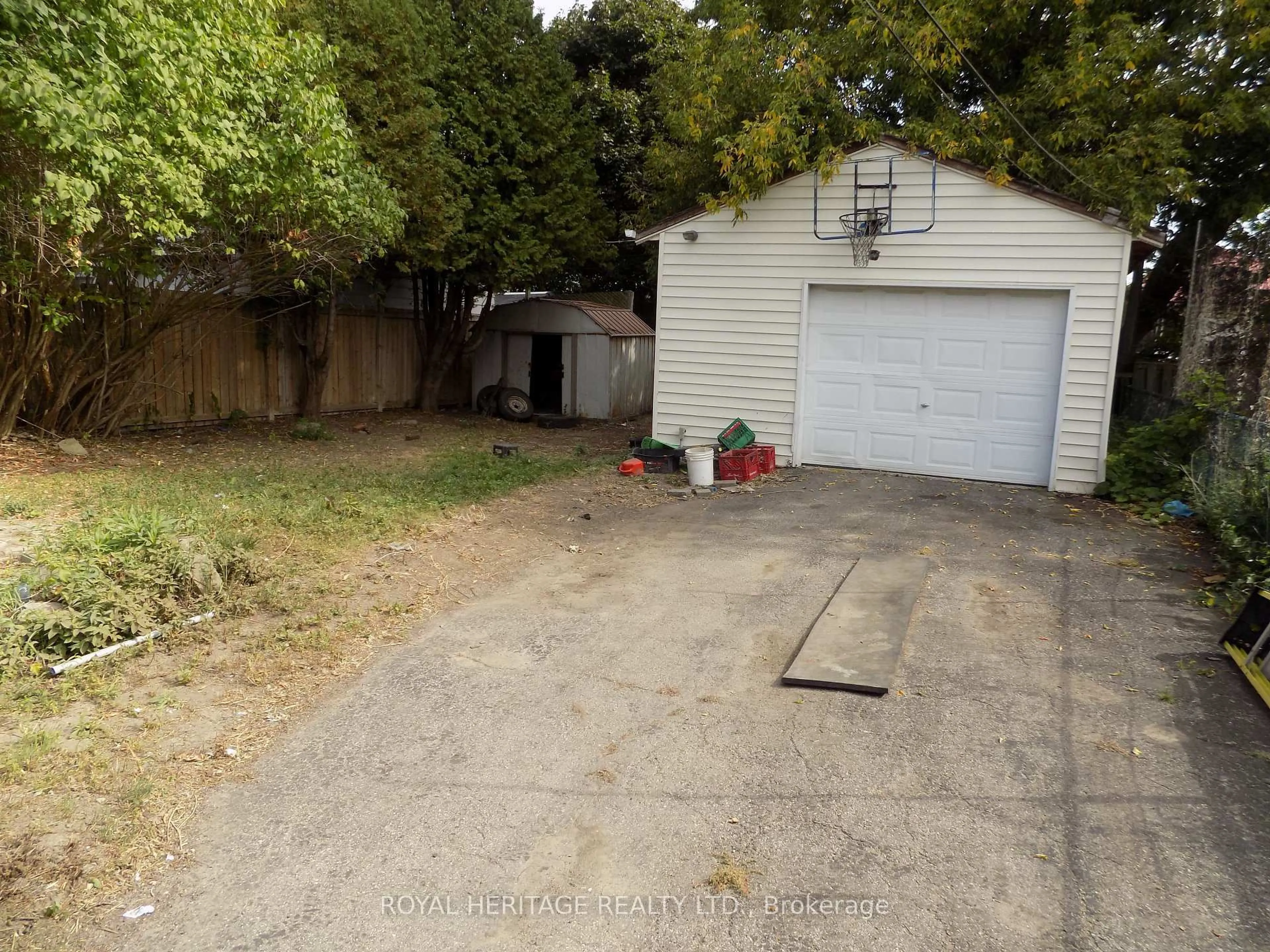 A pic from outside/outdoor area/front of a property/back of a property/a pic from drone, street for 535 Montrave Ave, Oshawa Ontario L1J 4S8