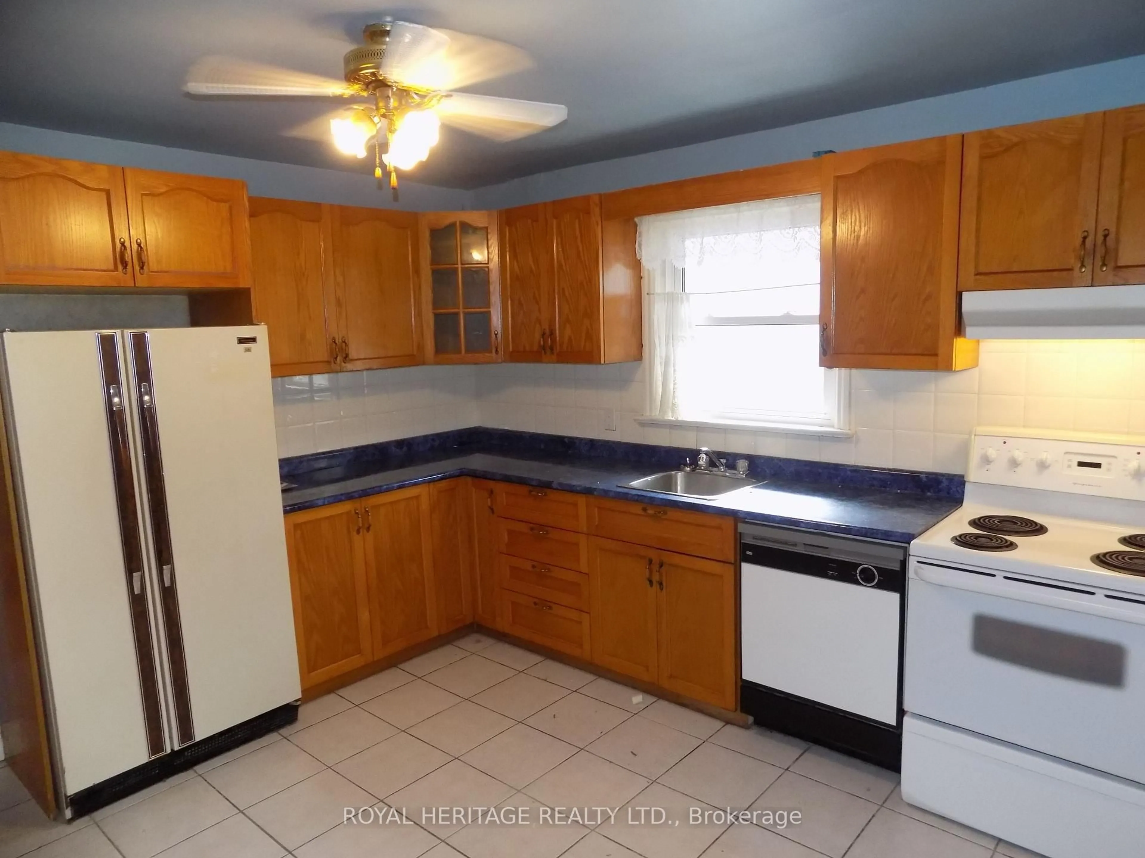 Standard kitchen, ceramic/tile floor for 535 Montrave Ave, Oshawa Ontario L1J 4S8