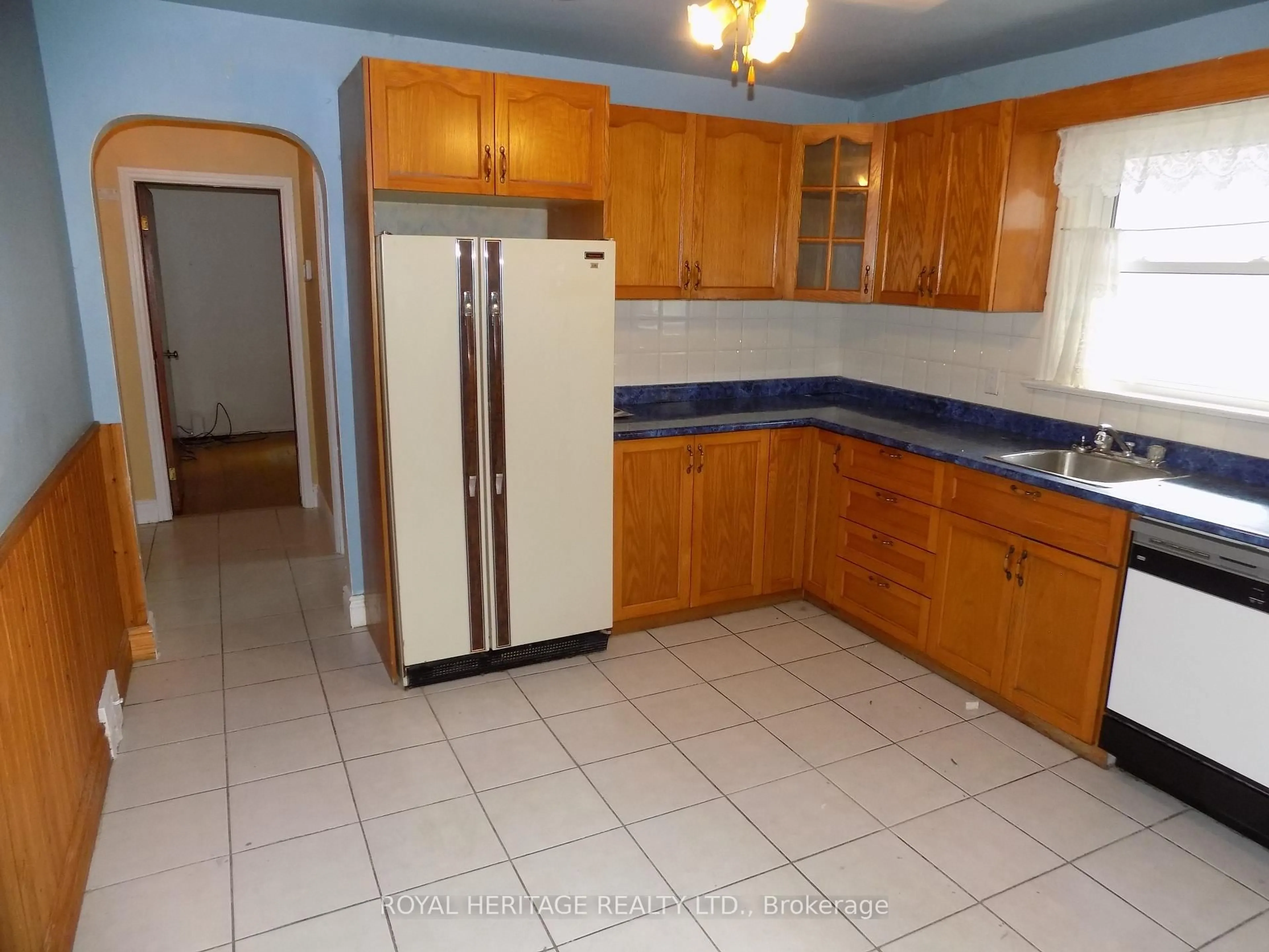 Standard kitchen, ceramic/tile floor for 535 Montrave Ave, Oshawa Ontario L1J 4S8