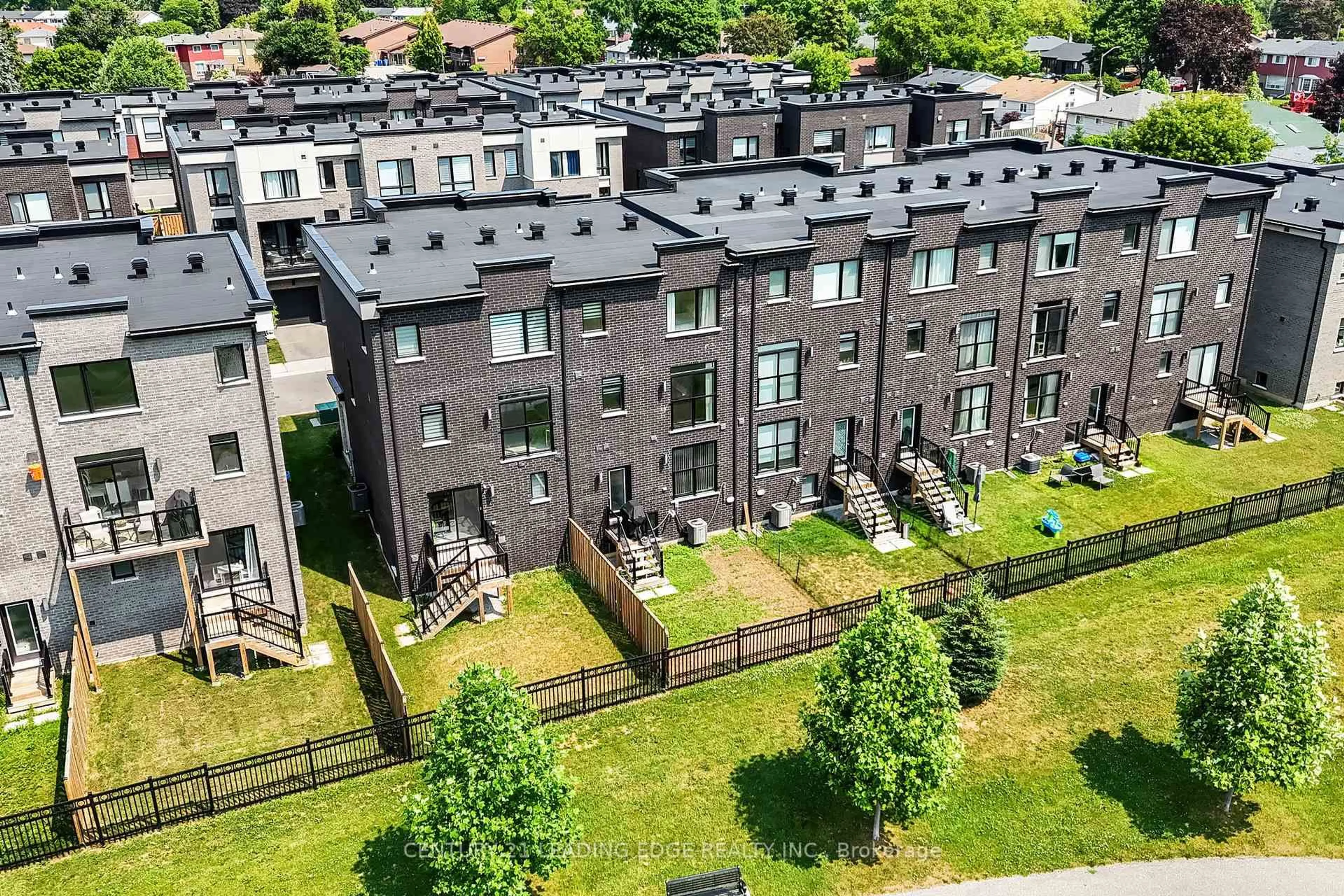 A pic from outside/outdoor area/front of a property/back of a property/a pic from drone, city buildings view from balcony for 1362 Gull Crossing, Pickering Ontario L1W 0B7