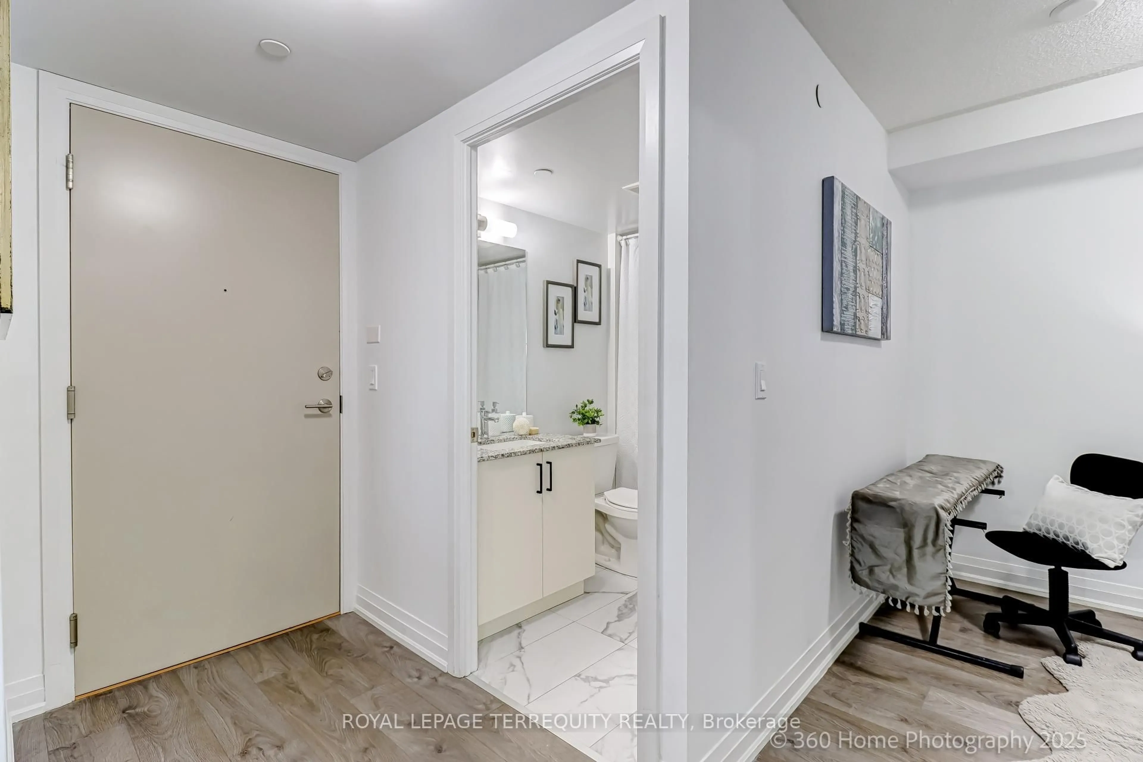 Indoor entryway for 20 Meadowglen Pl #326, Toronto Ontario M1G 0A9