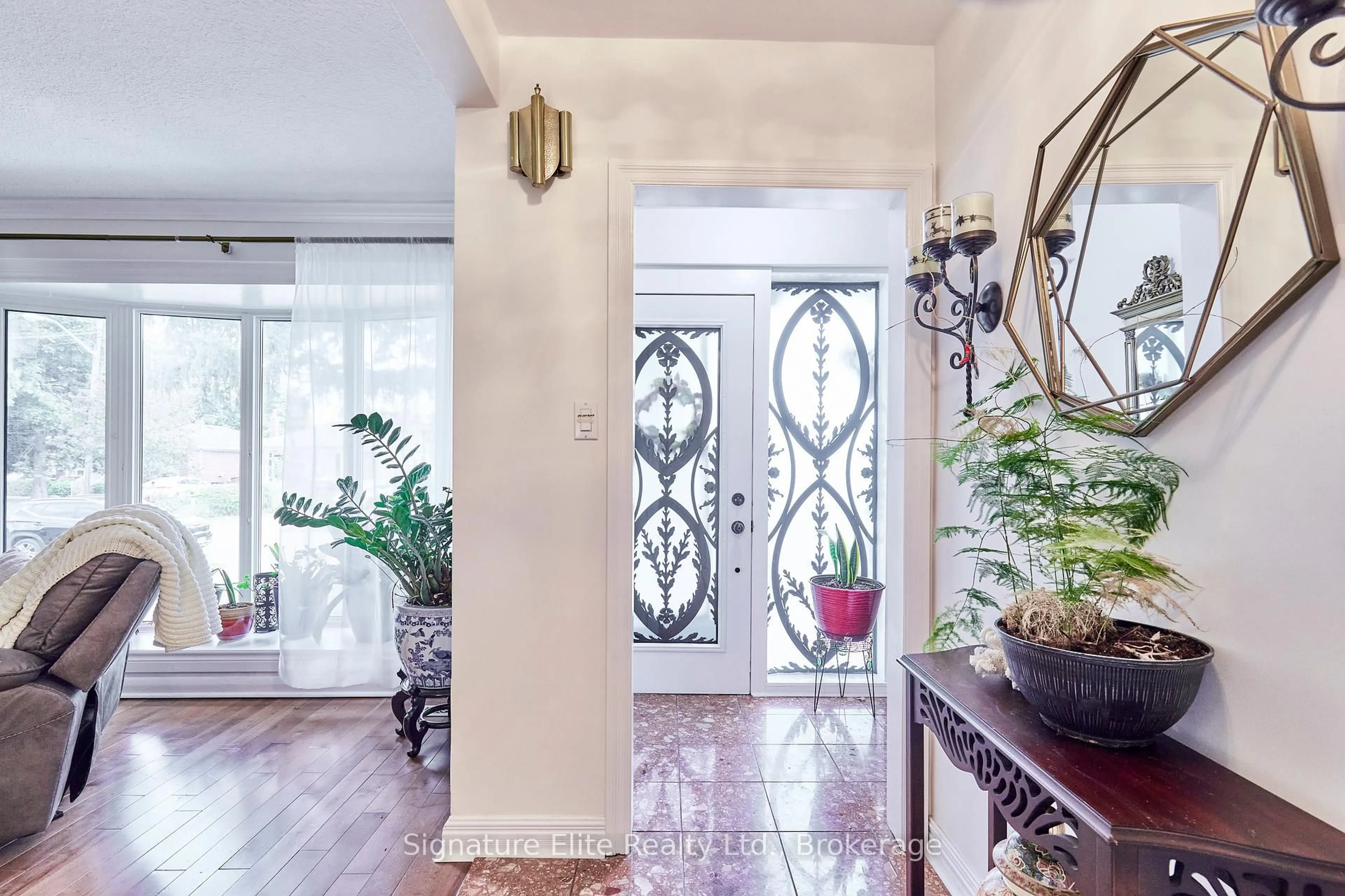Indoor entryway for 58 Kootenay Cres, Toronto Ontario M1J 1R9