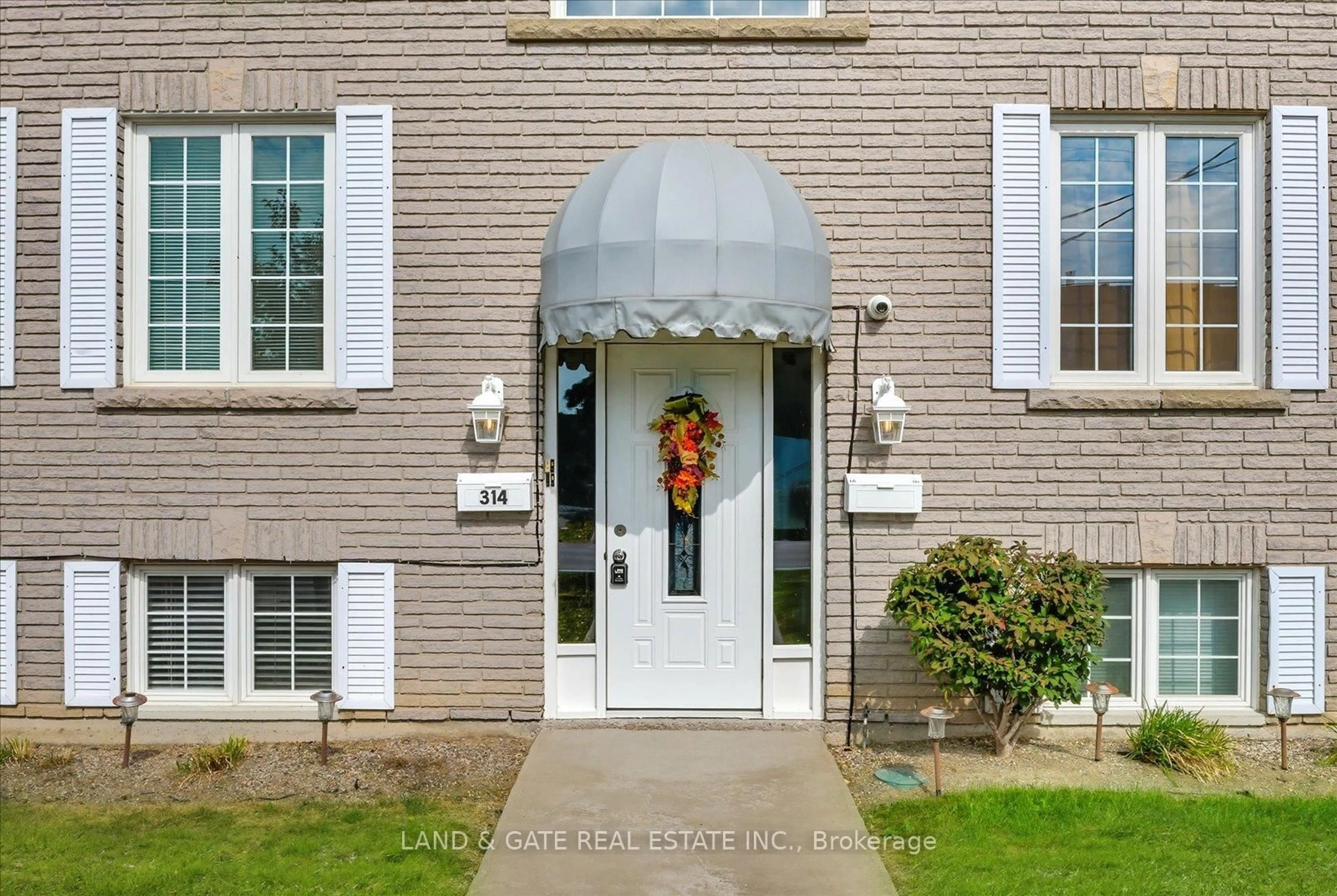 Indoor entryway for 314 Hillside Ave, Oshawa Ontario L1J 1T5