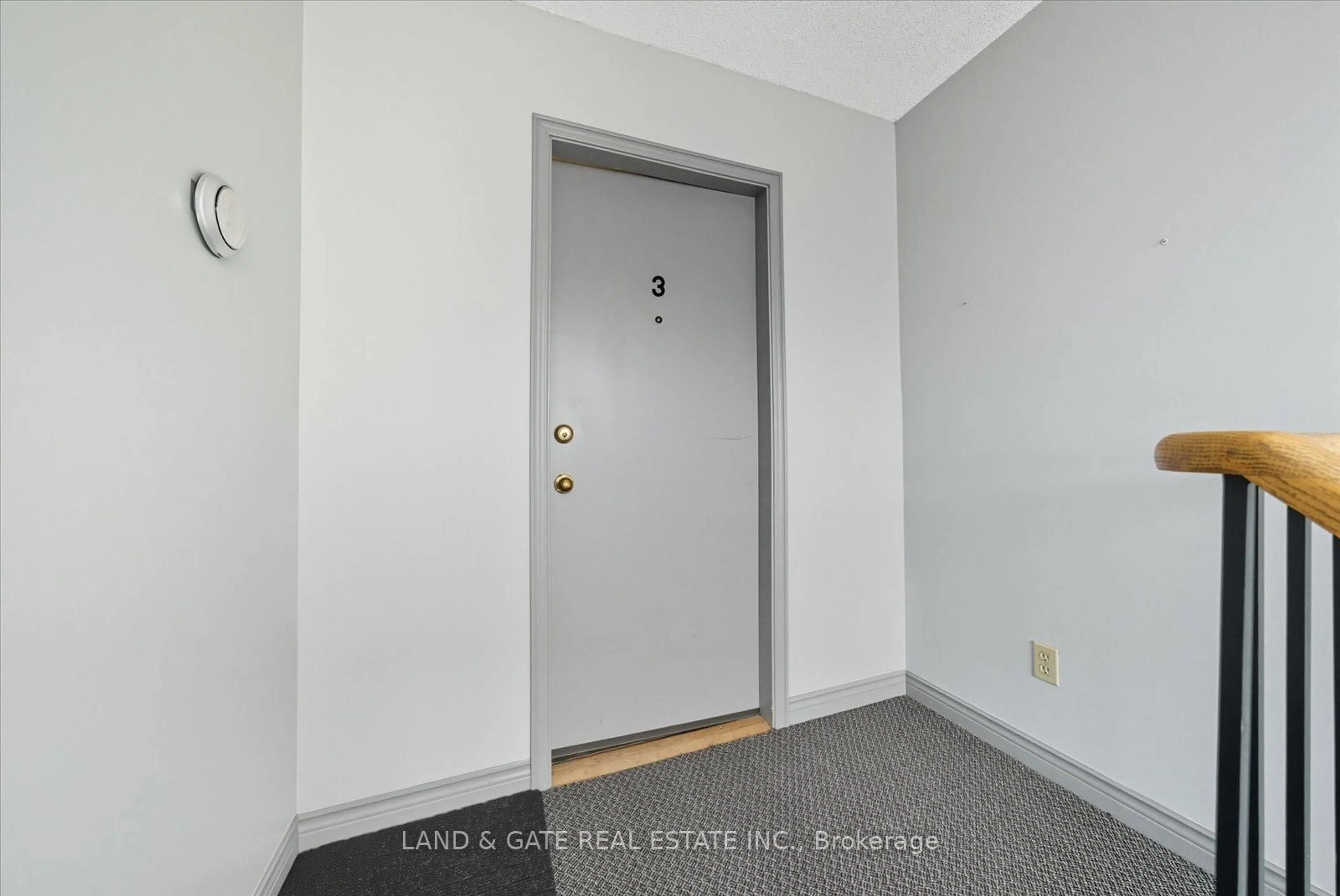 Indoor entryway for 314 Hillside Ave, Oshawa Ontario L1J 1T5