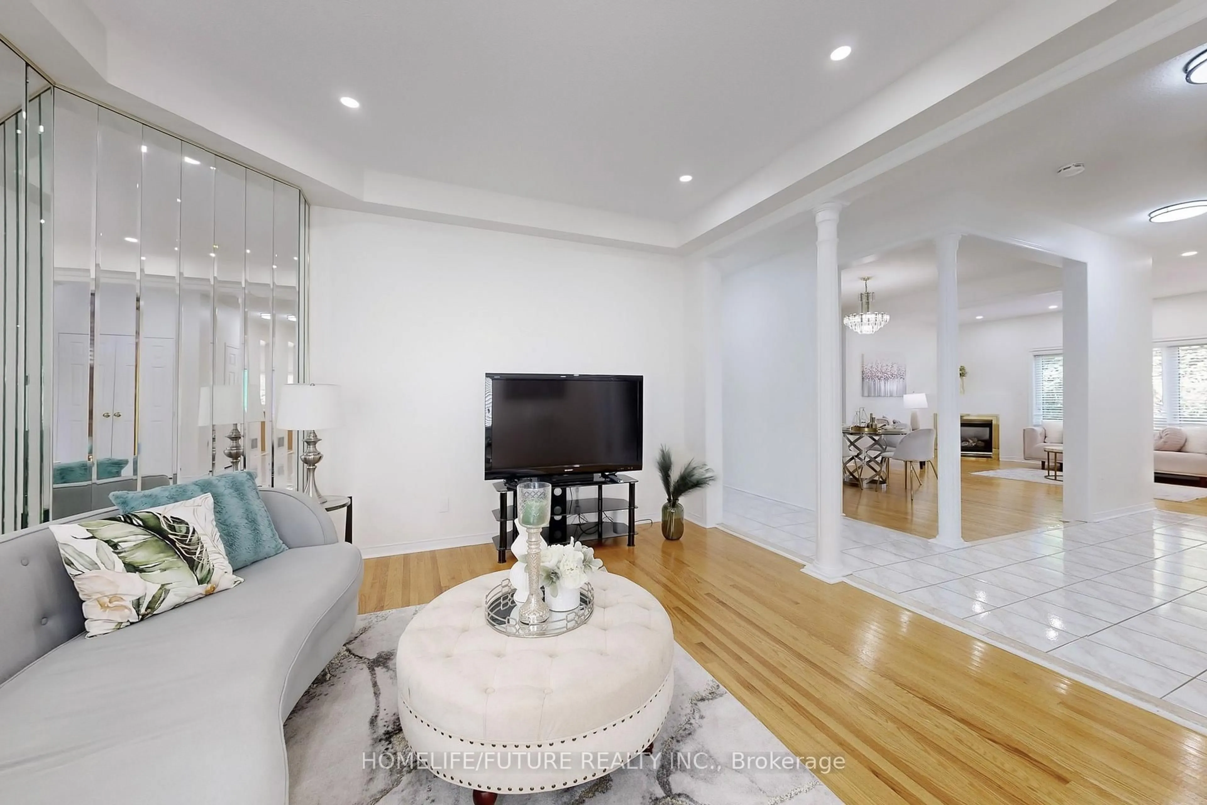 Living room with furniture, unknown for 1595 Deerhurst Crt, Pickering Ontario L1V 6Y7
