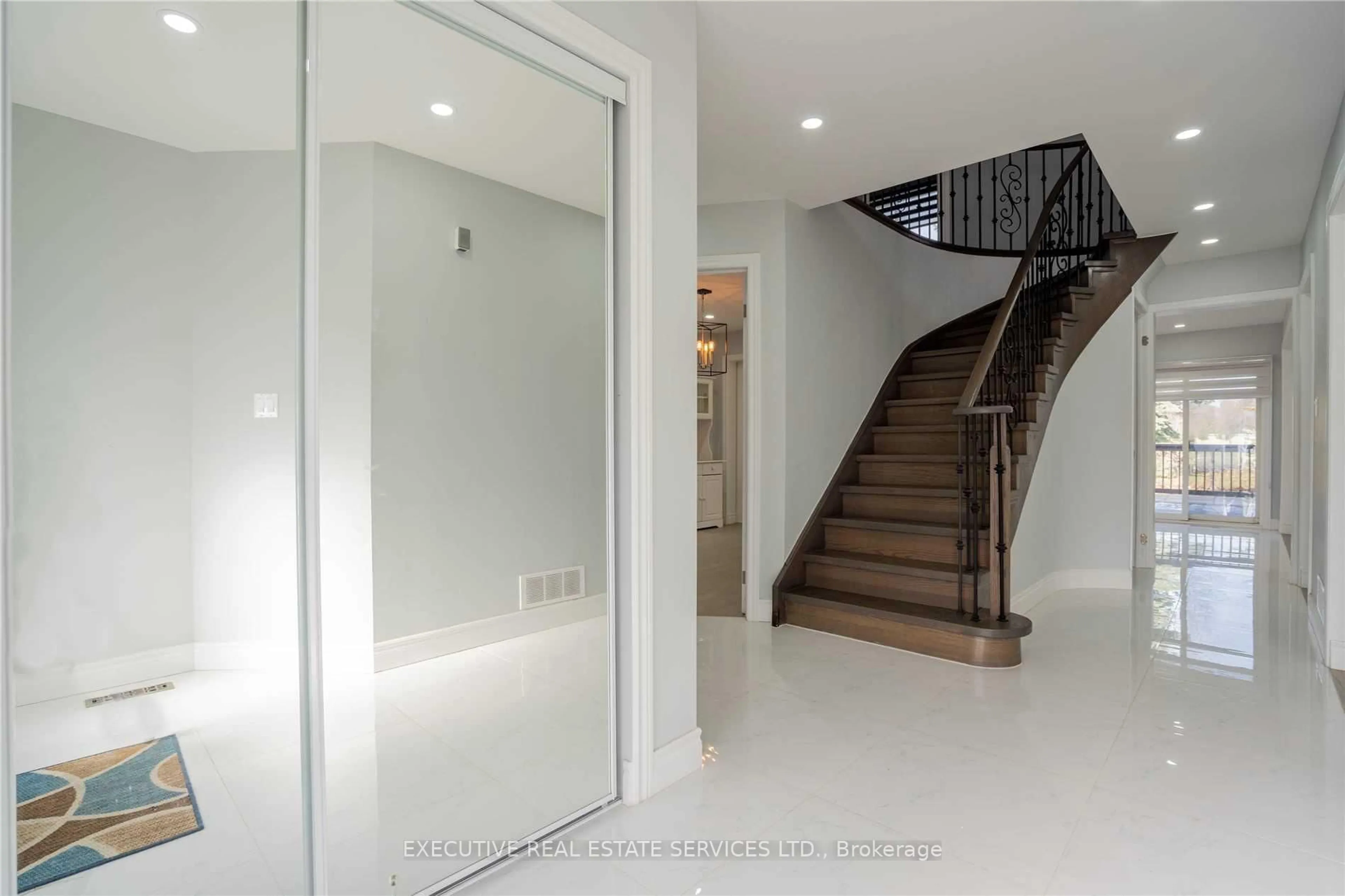 Indoor foyer for 46 Willowbrook Dr, Whitby Ontario L1R 1S6