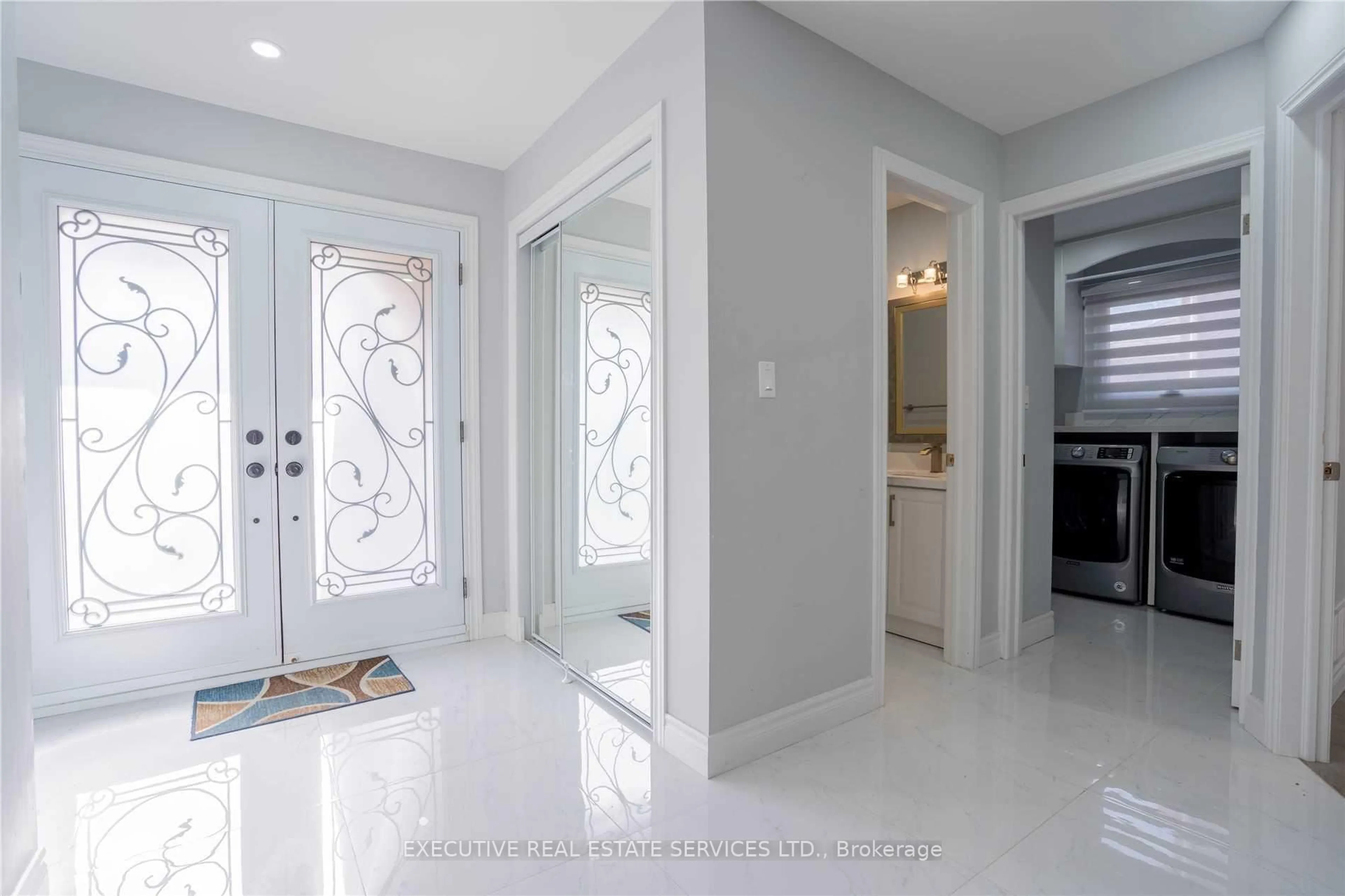 Indoor entryway for 46 Willowbrook Dr, Whitby Ontario L1R 1S6