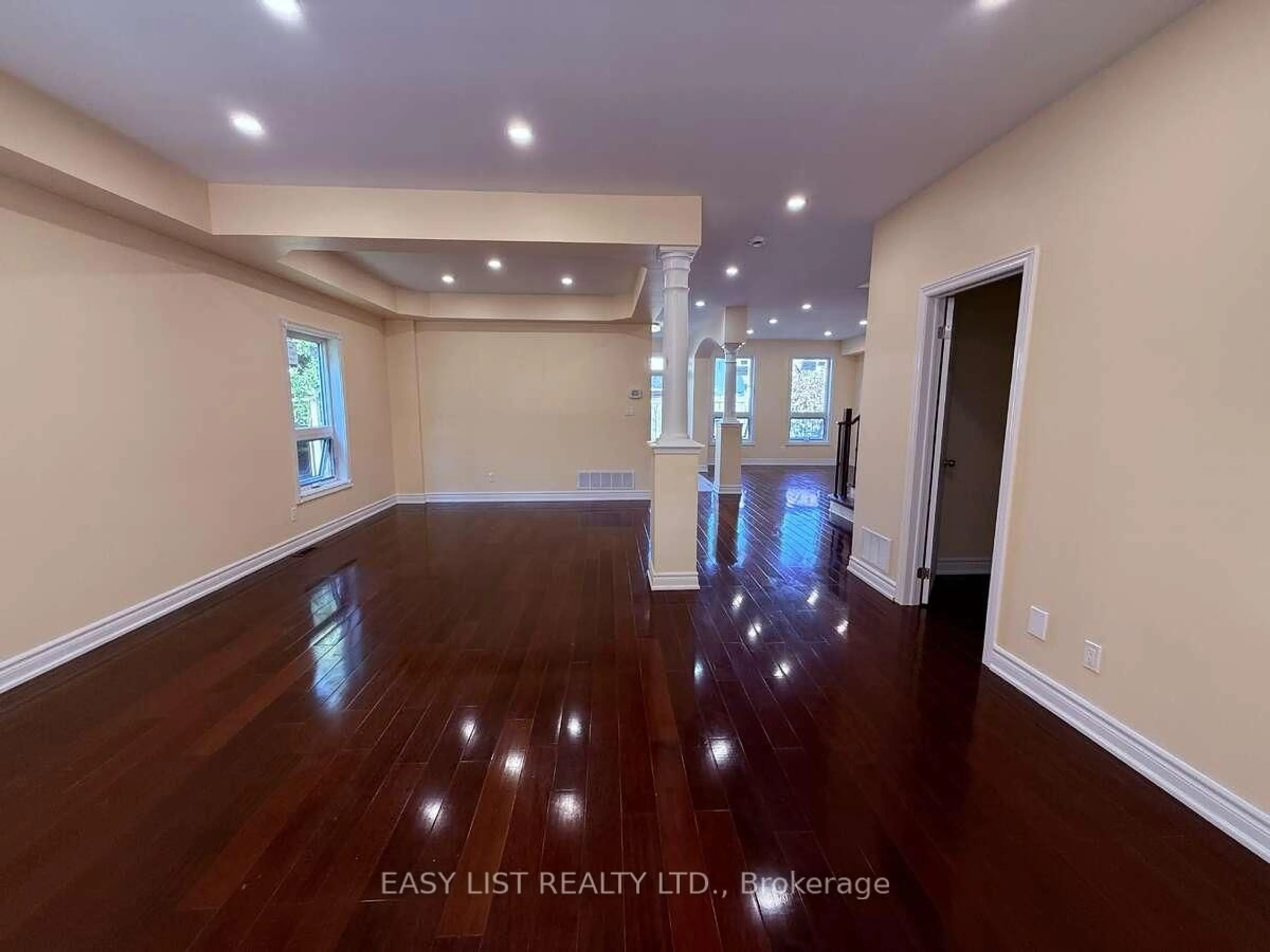 Indoor entryway for 55 Steamer Dr, Whitby Ontario L1N 9X3