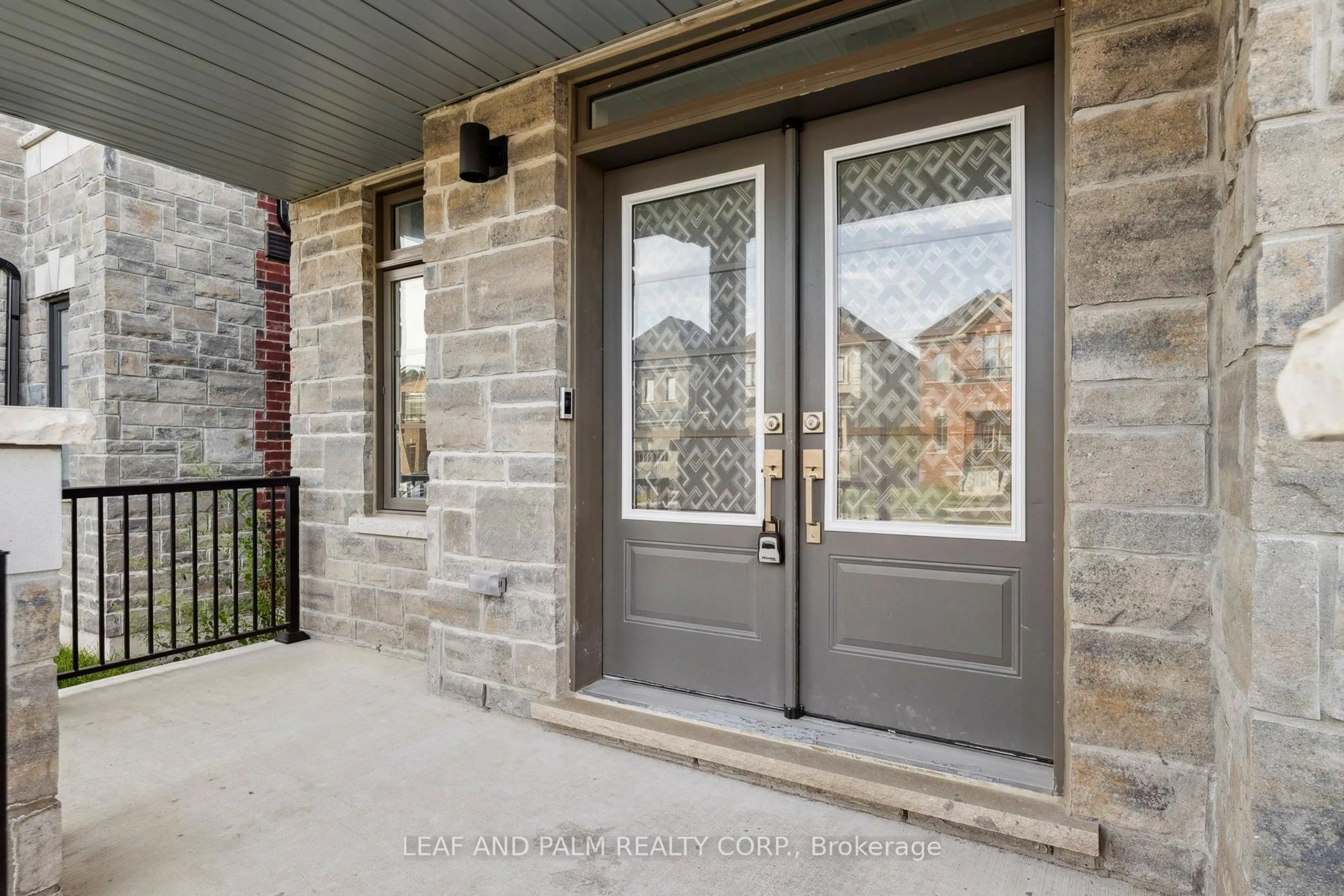 Indoor entryway for 35 Ed Ewert Ave, Clarington Ontario L1B 0W7