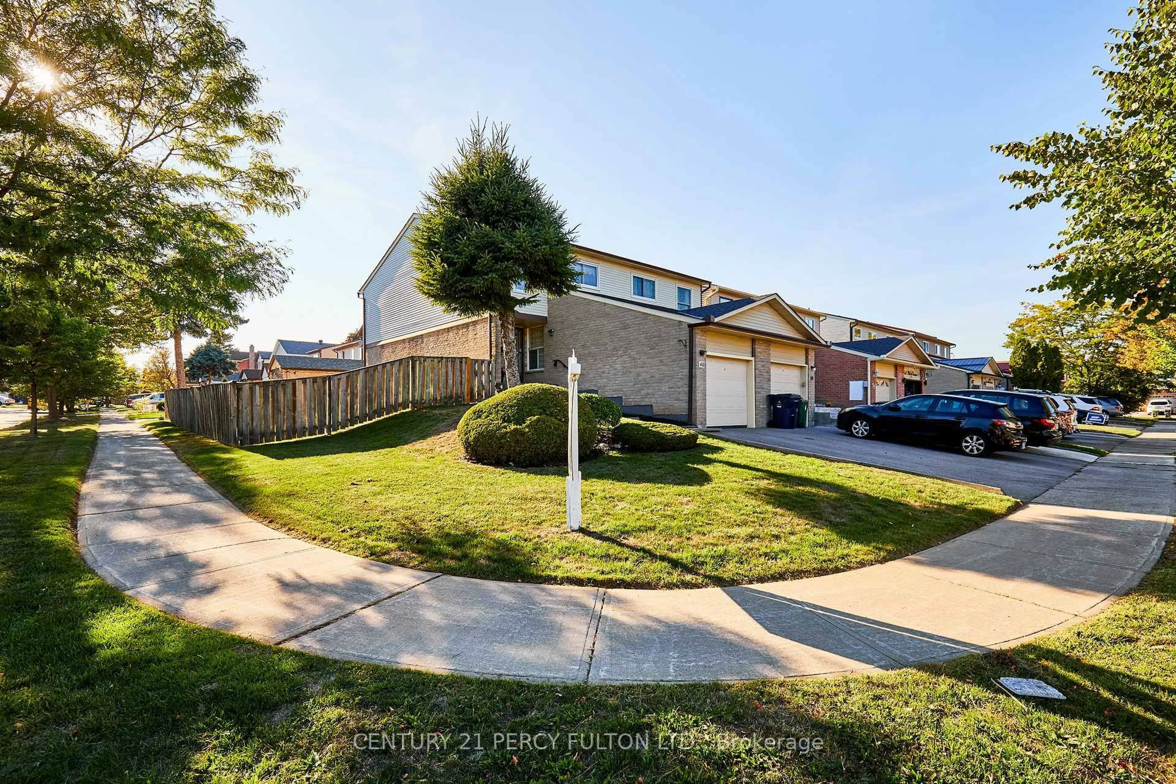 A pic from outside/outdoor area/front of a property/back of a property/a pic from drone, street for 48 Nabob Cres, Toronto Ontario M1B 2Z2