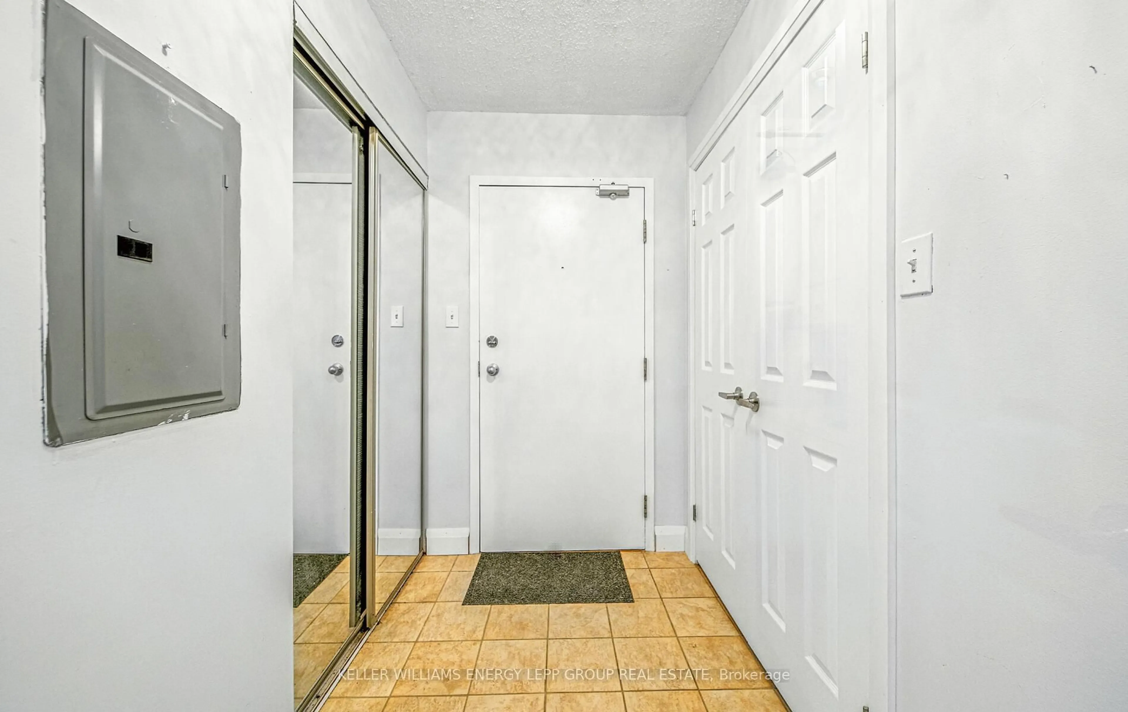 Indoor foyer for 91 Aspen Springs Dr #301, Clarington Ontario L1C 5J9