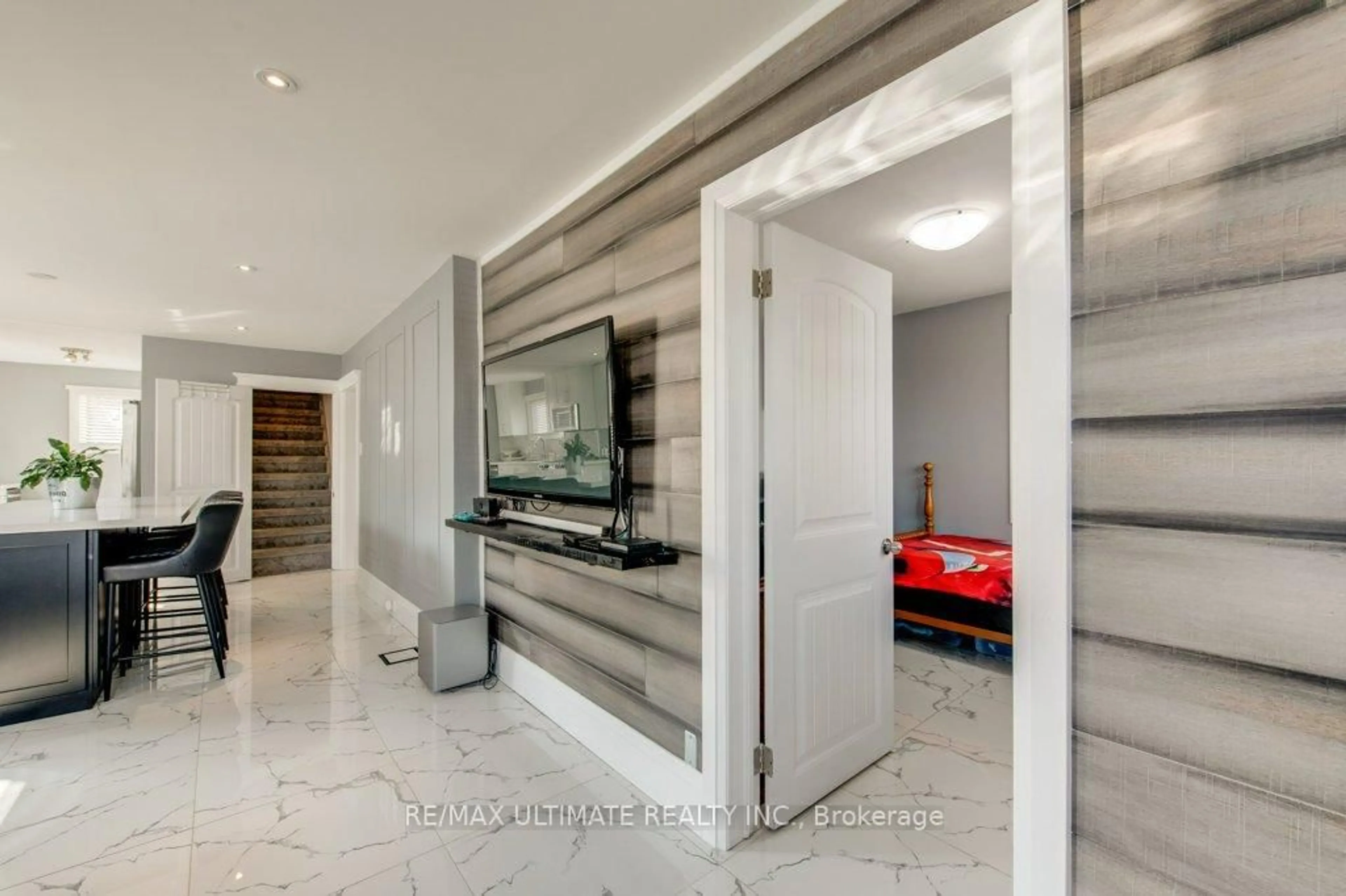 Indoor foyer for 249 College Ave, Oshawa Ontario L1J 1R6