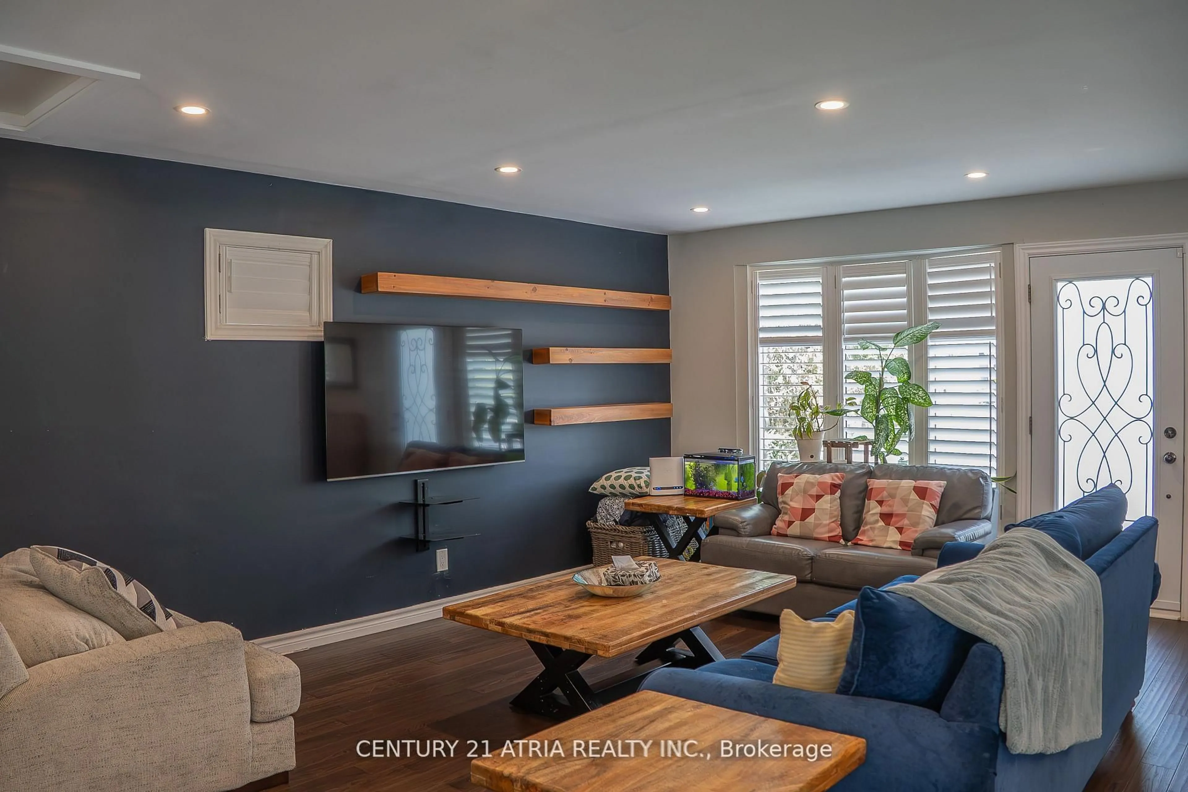 Living room with furniture, wood/laminate floor for 76 Livingston Rd, Toronto Ontario M1E 1L4
