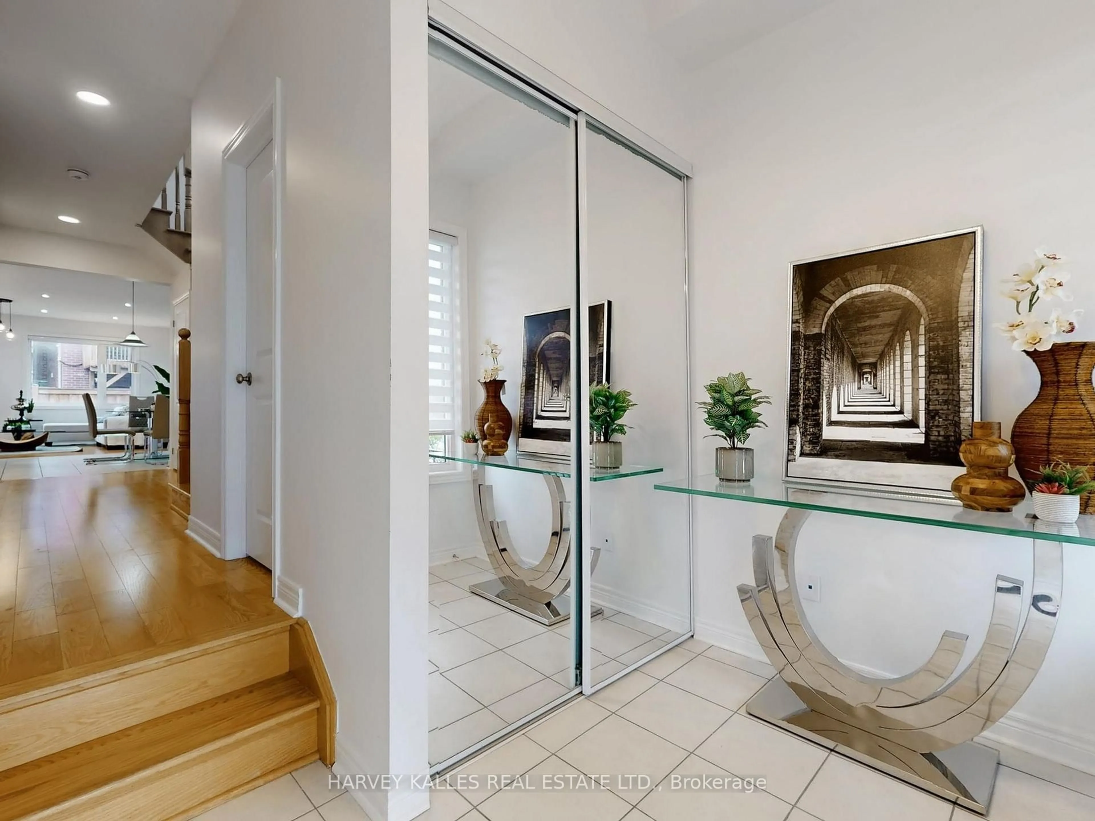 Indoor foyer for 1146 Cactus Cres, Pickering Ontario L1V 2P8