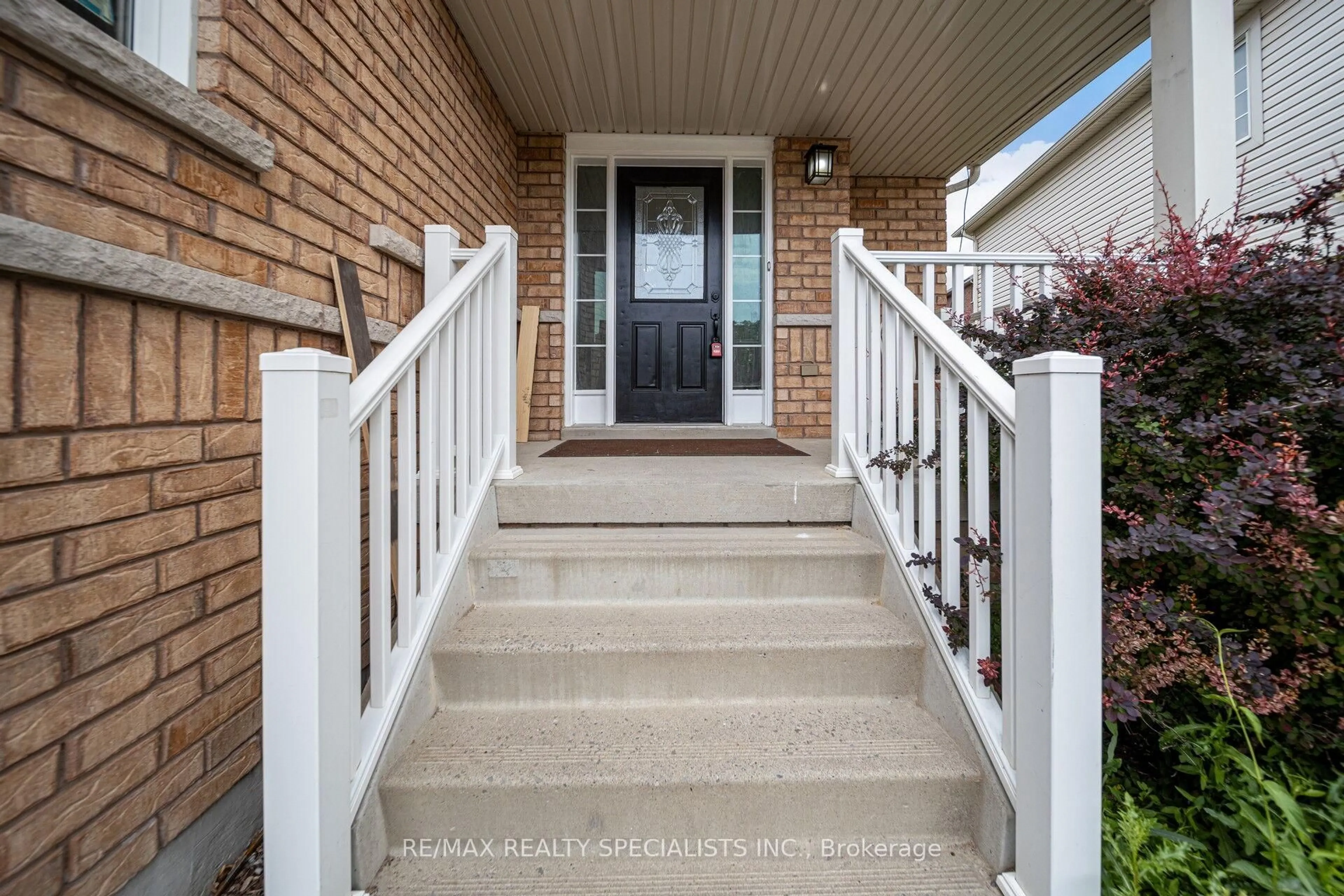 Indoor entryway for 91 Laprade Sq, Clarington Ontario L1C 0C9
