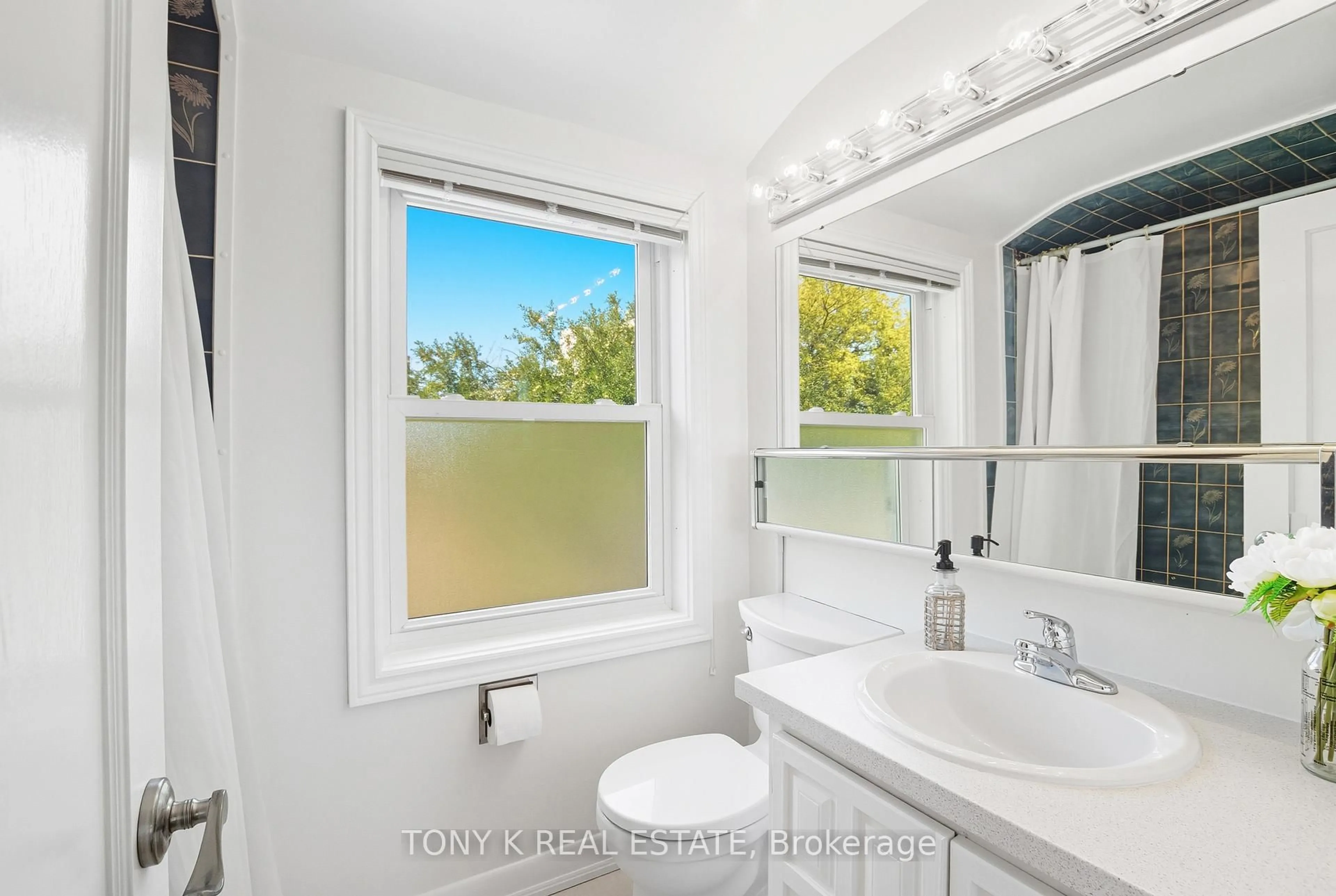 Standard bathroom, ceramic/tile floor for 44 Woodfern Dr, Toronto Ontario M1K 2L3