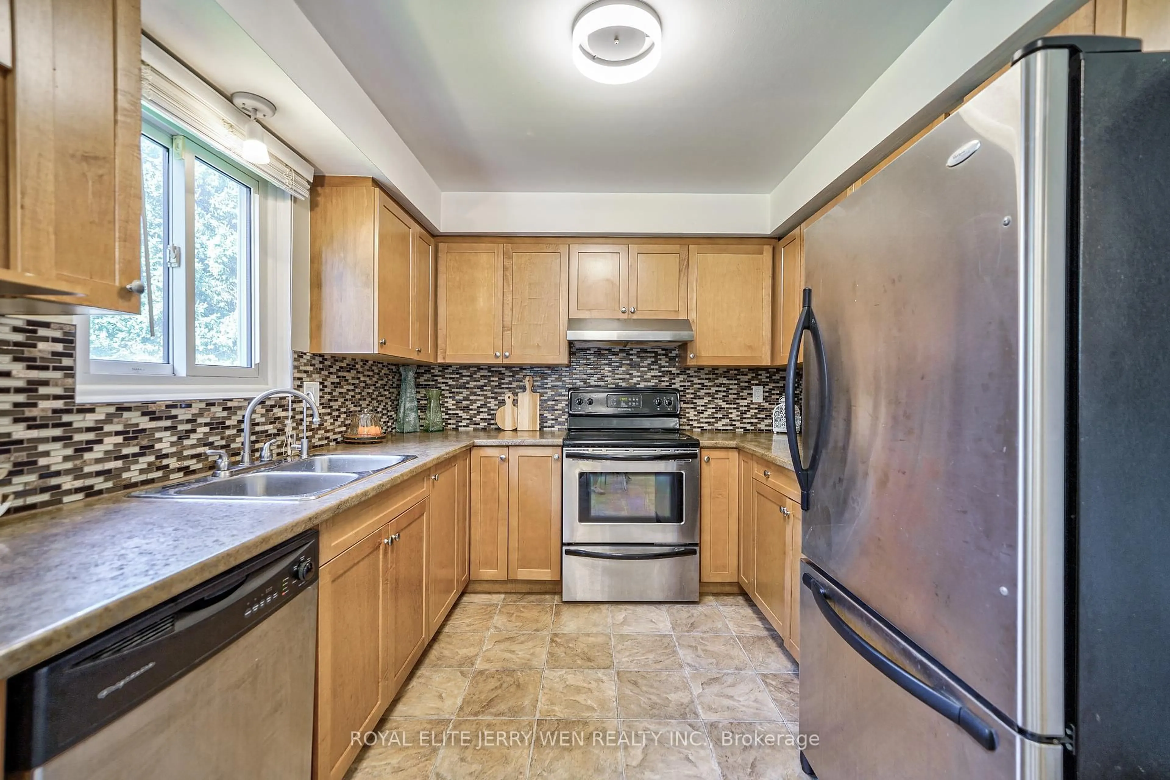 Standard kitchen, ceramic/tile floor for 8 Deerfield Crt, Whitby Ontario L1N 5V1