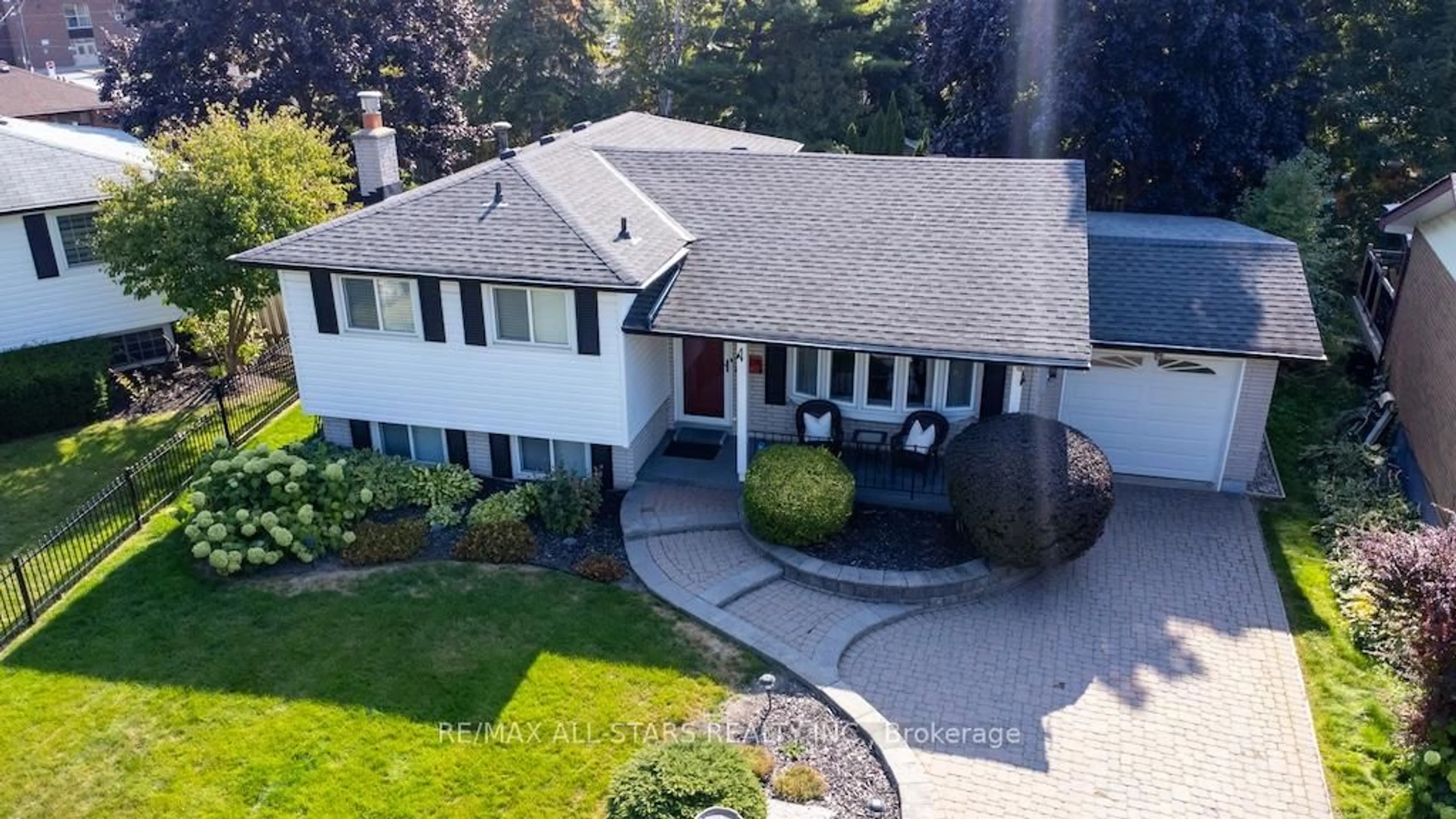 A pic from outside/outdoor area/front of a property/back of a property/a pic from drone, street for 787 Arden Crt, Oshawa Ontario L1G 1X8