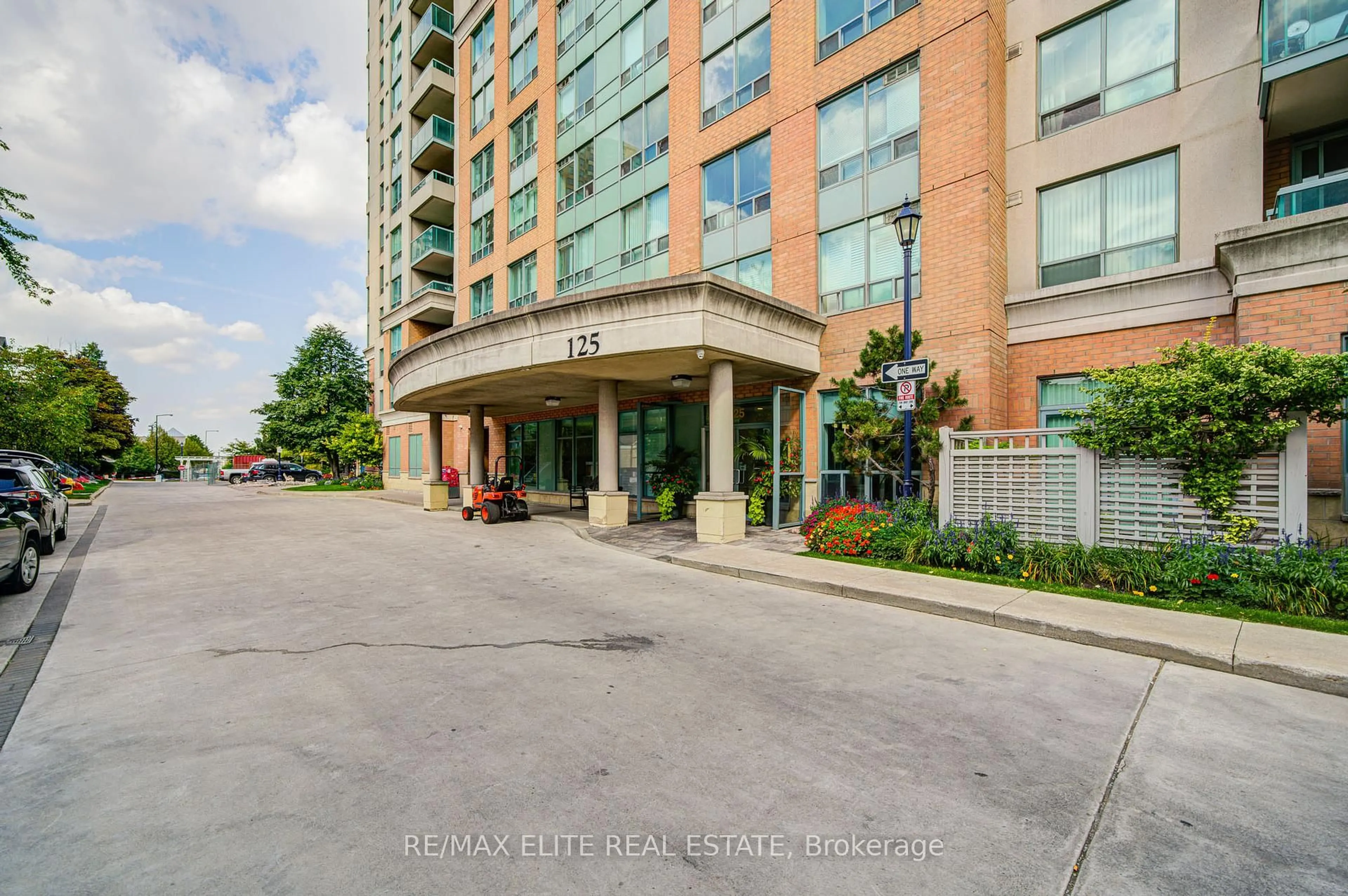 Indoor foyer for 125 Omni Dr #538, Toronto Ontario M1P 5A9