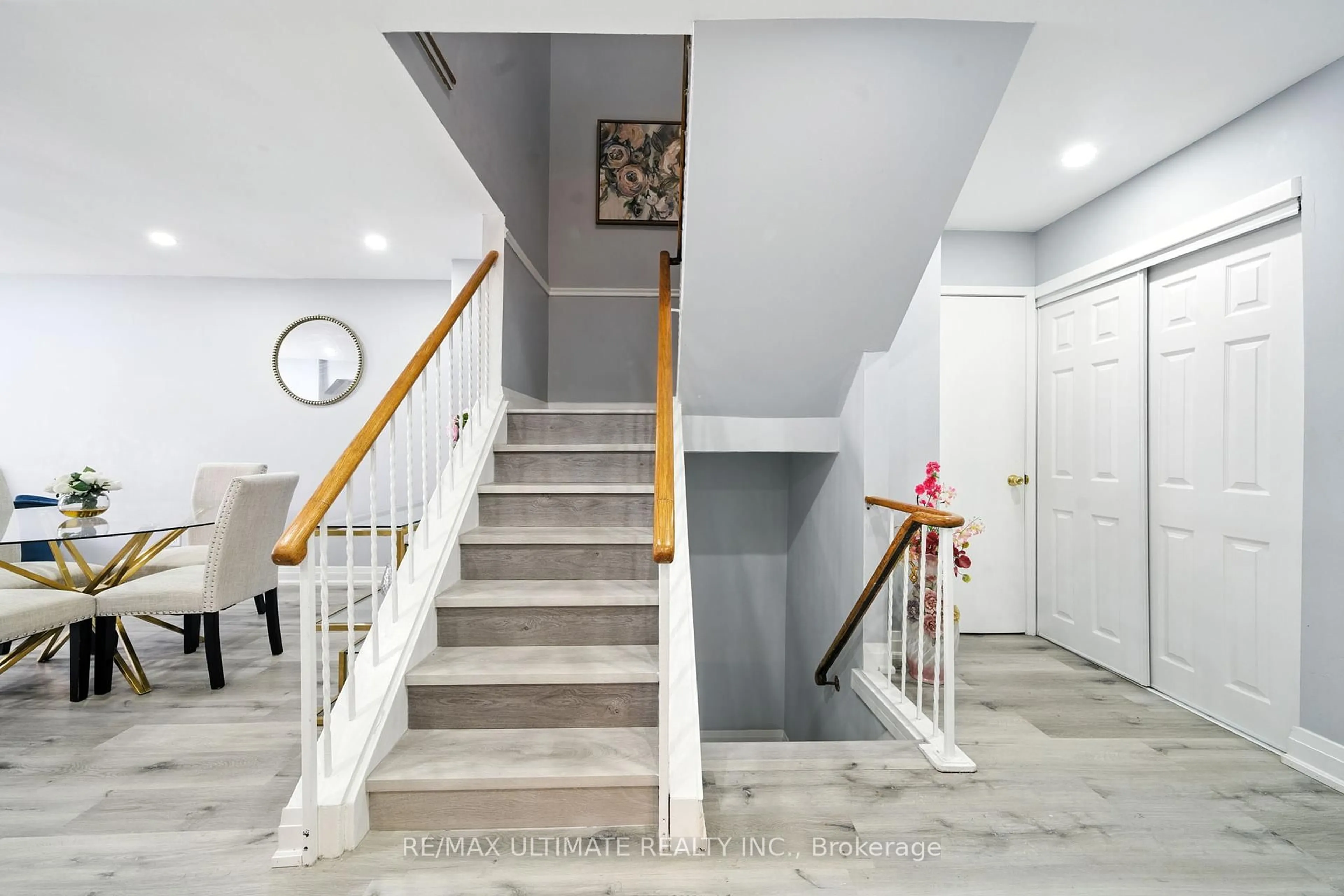Indoor foyer for 1553 Geta Circ, Pickering Ontario L1V 3B5