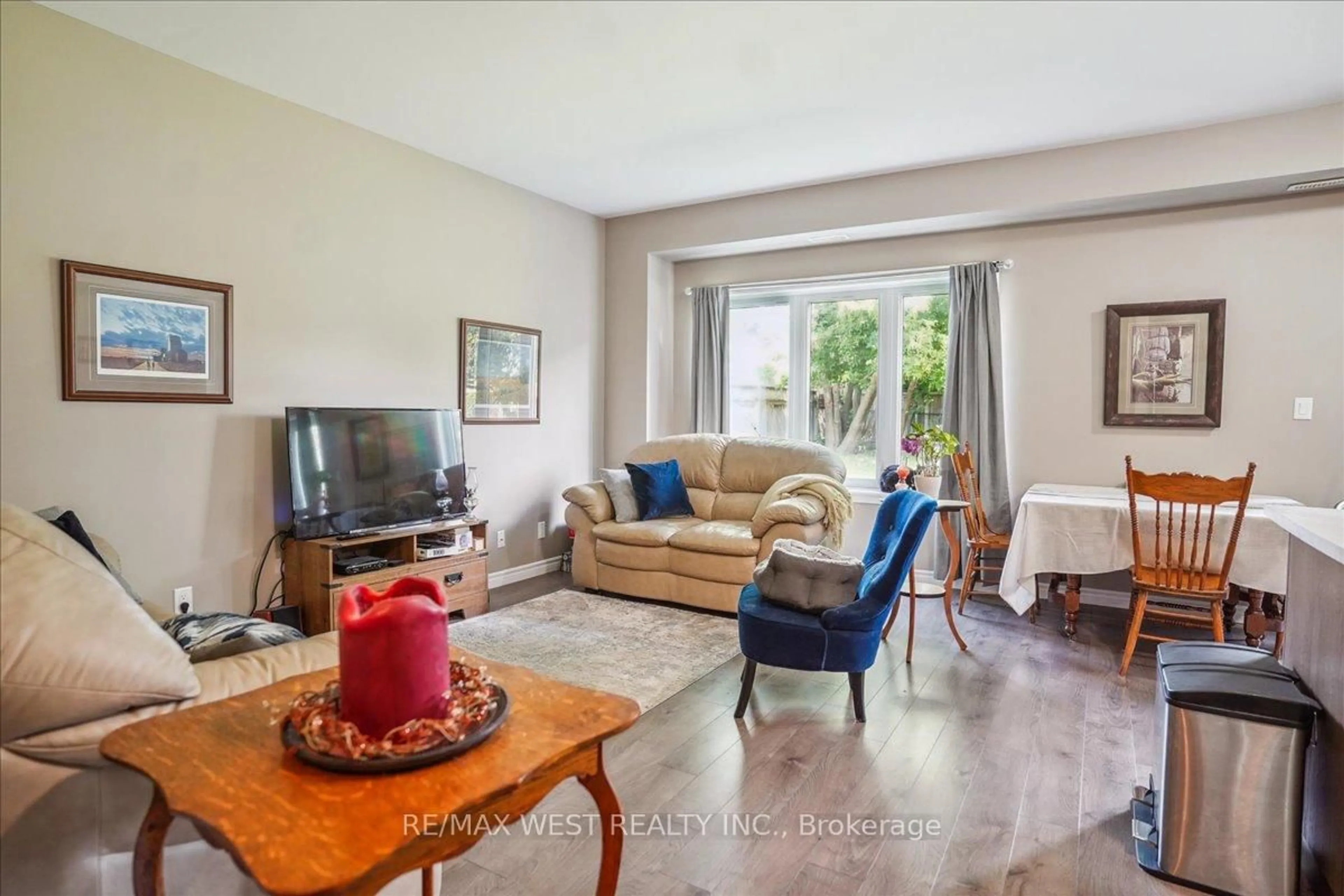 Living room with furniture, unknown for 117 Rosehill Blvd, Oshawa Ontario L1J 5G8